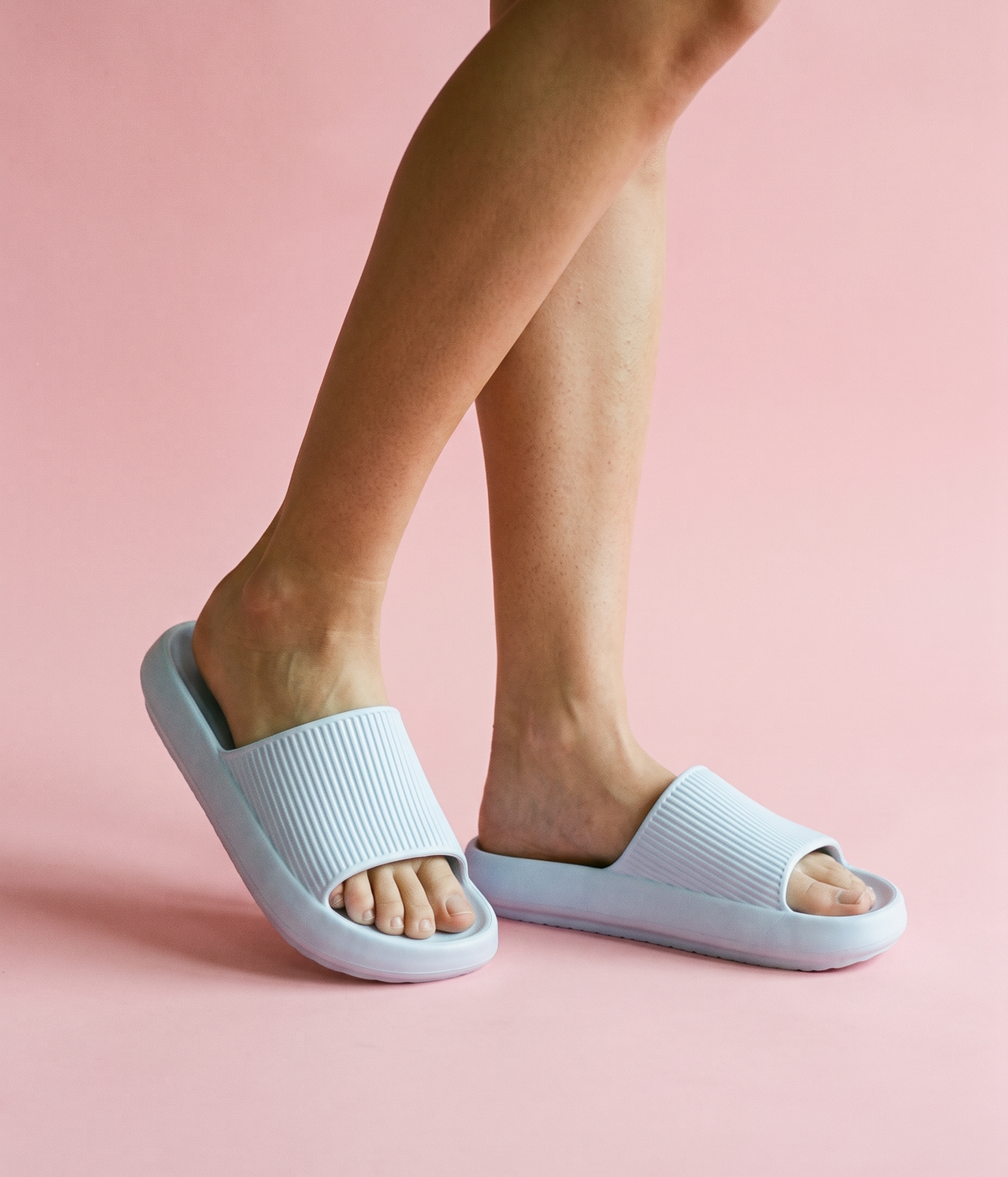 Chinelo Slide de EVA Azul Bebê, em uso