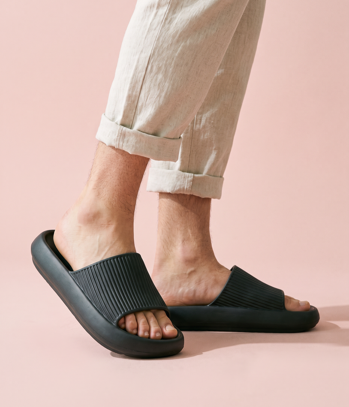 Chinelo Slide de EVA Preto, em uso