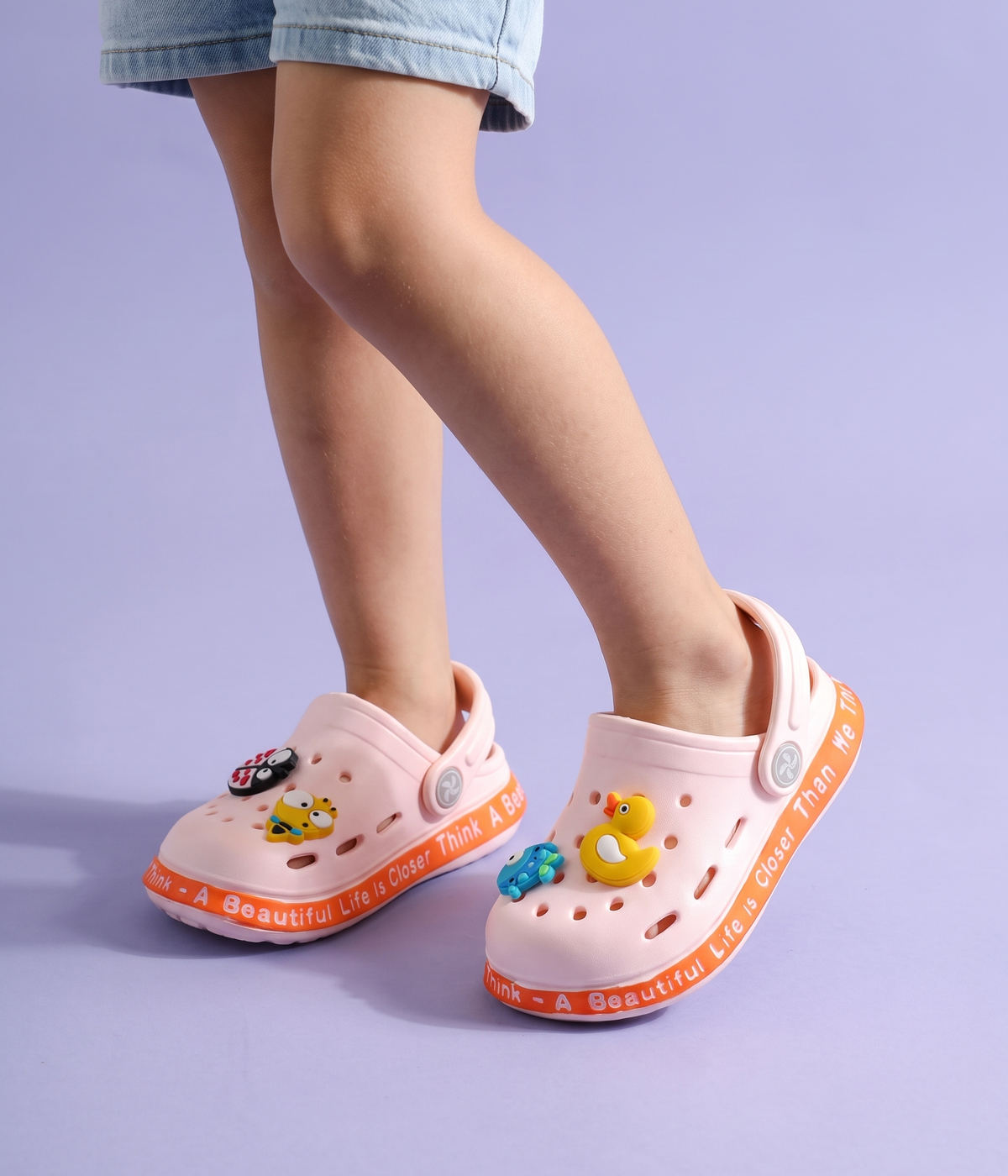 Clog Infantil de EVA Rosé, em uso