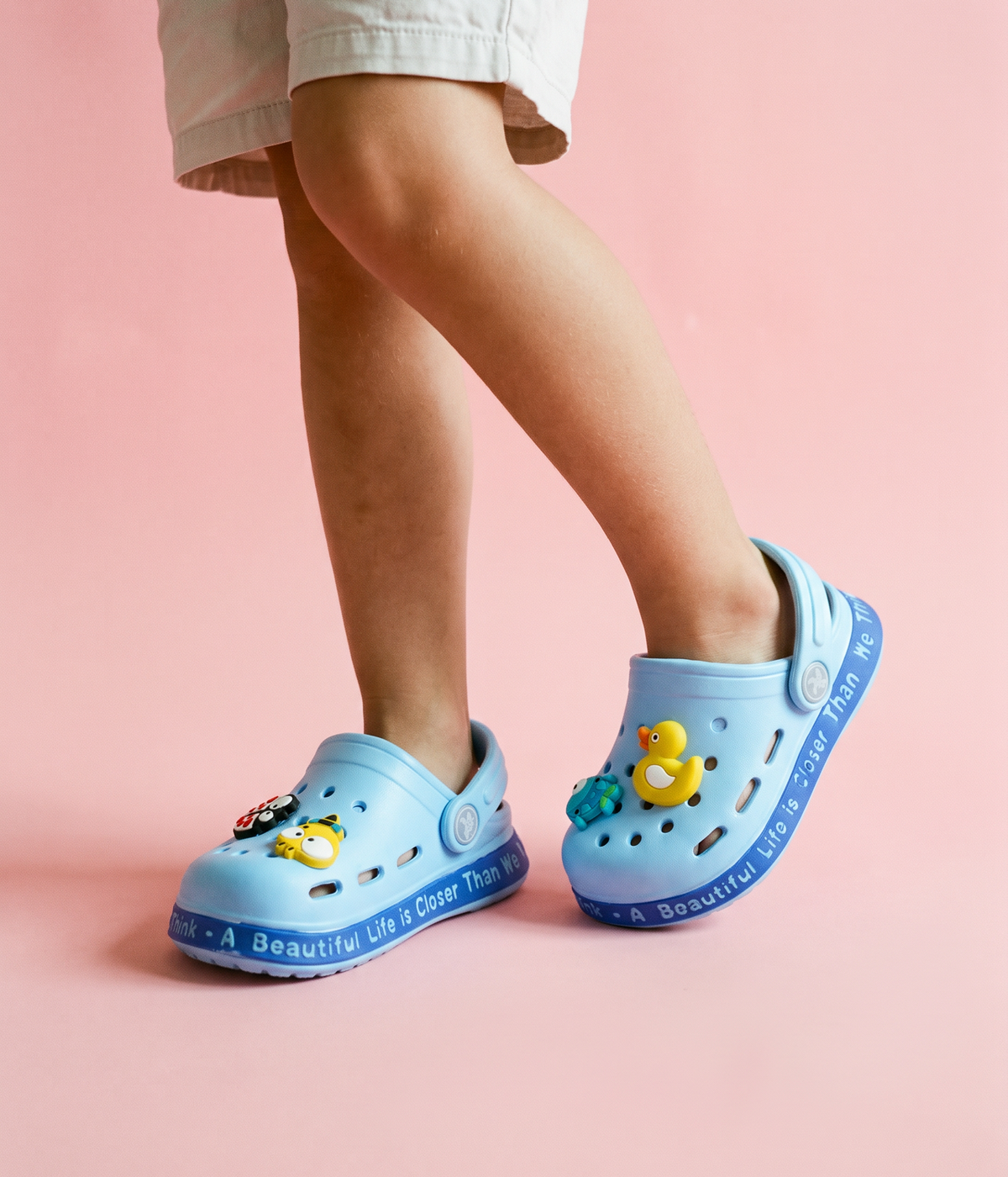 Clog Infantil de EVA Azul, em uso