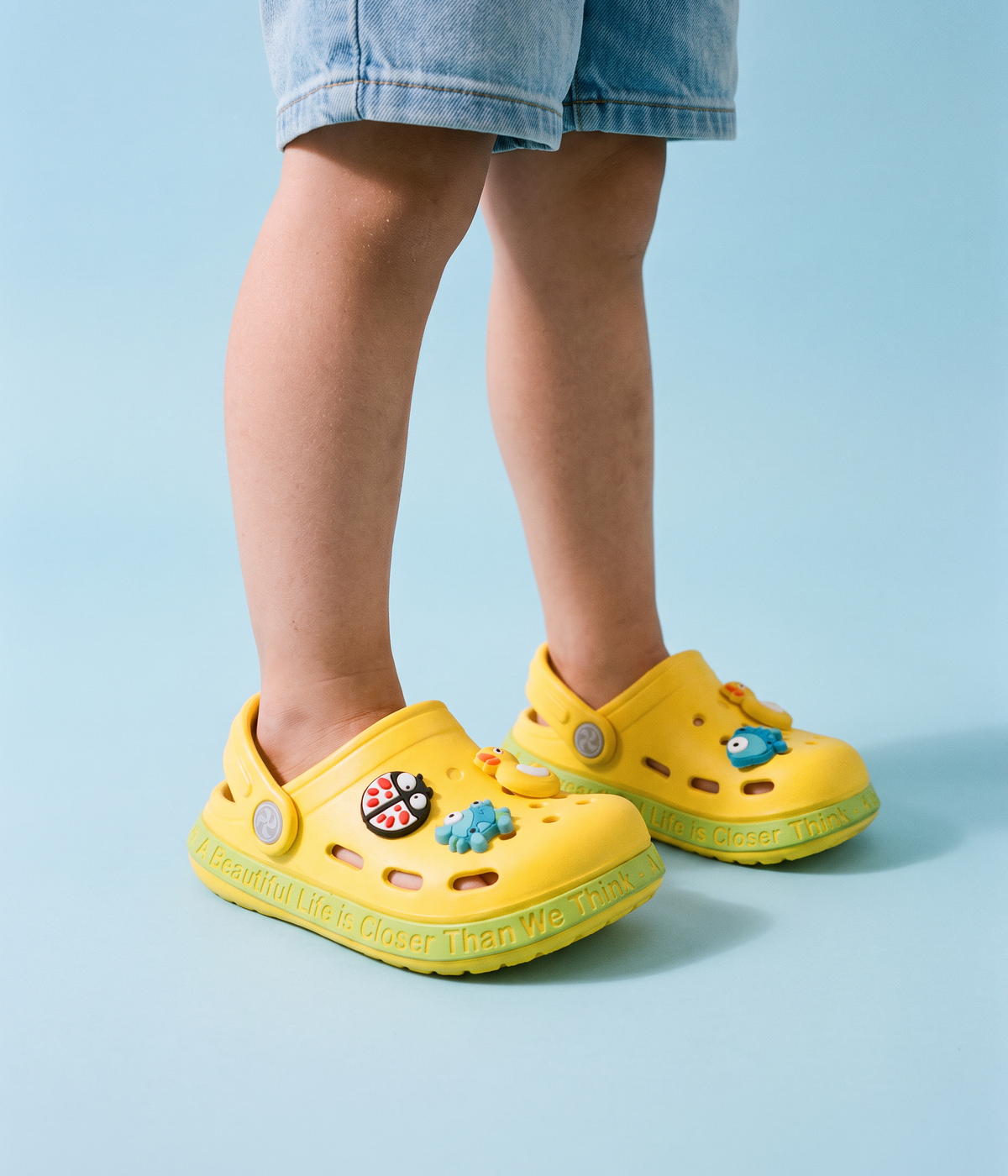 Clog Infantil de EVA Amarelo, em uso