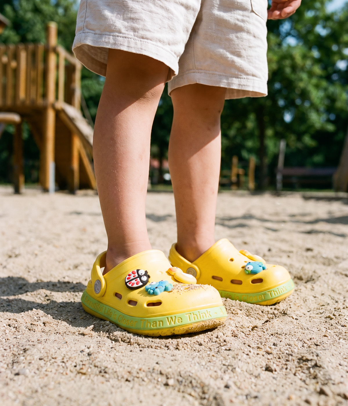 Clog Infantil de EVA Amarelo, em uso