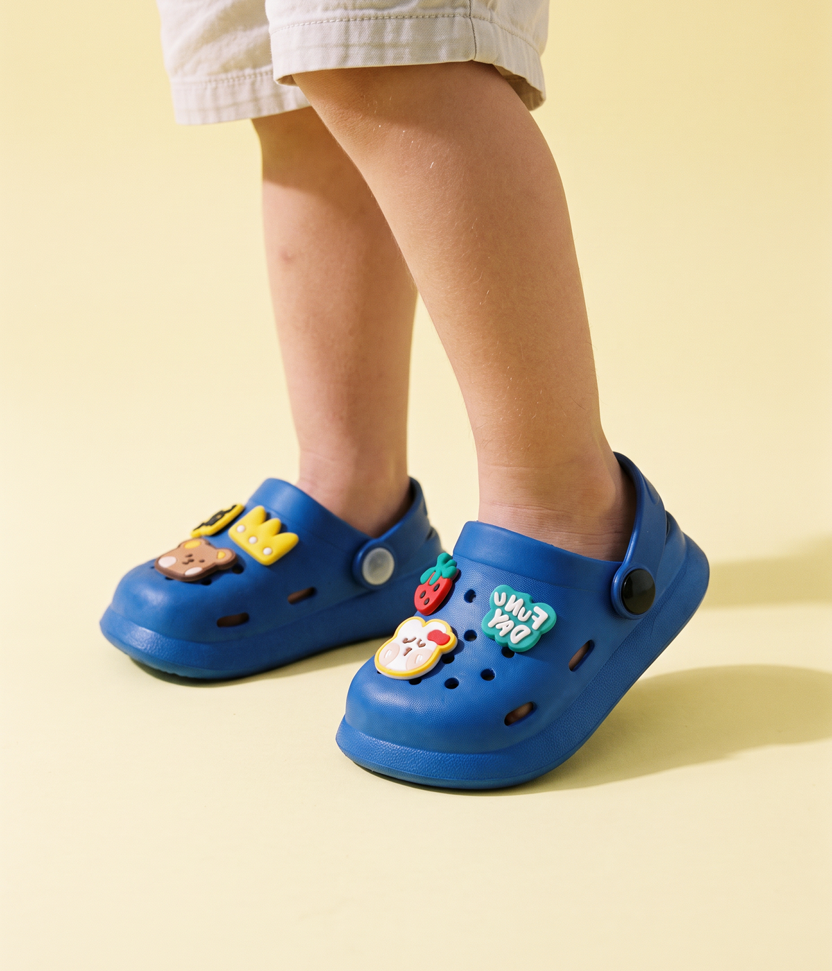 Clog Infantil Fun Day de EVA Azul, em uso