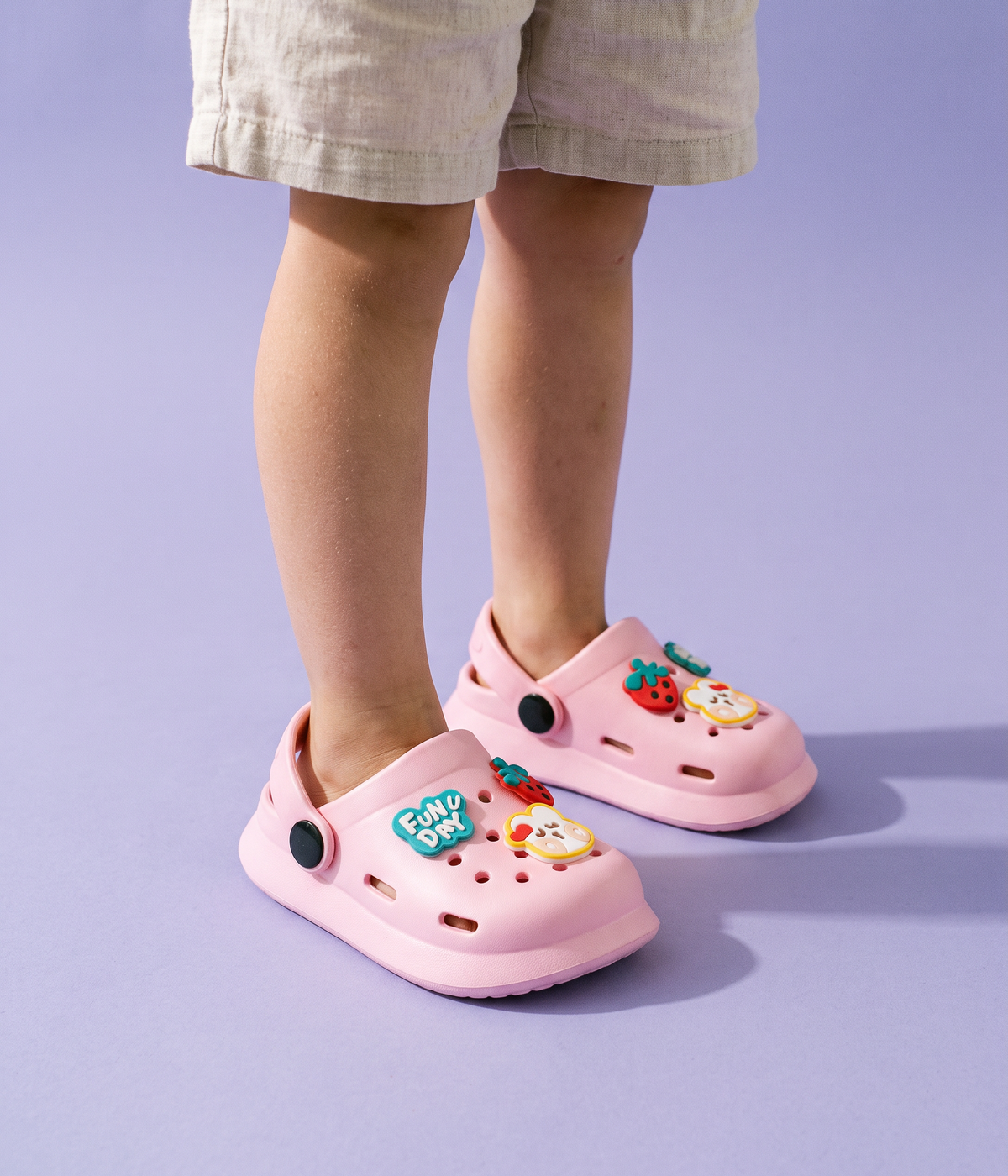 Clog Infantil Fun Day de EVA Rosa Claro, em uso