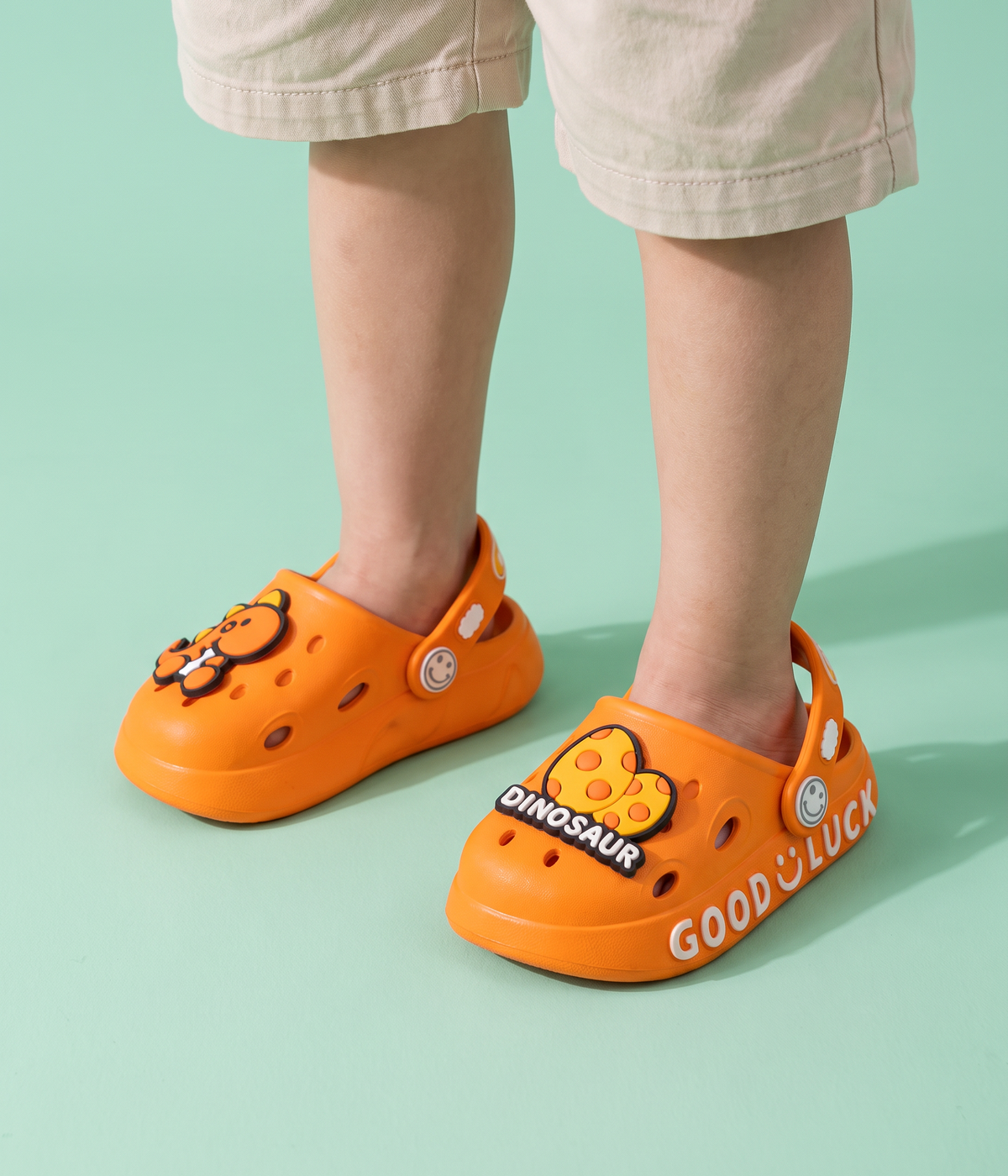 Clog Infantil Dino de EVA Laranja, em uso