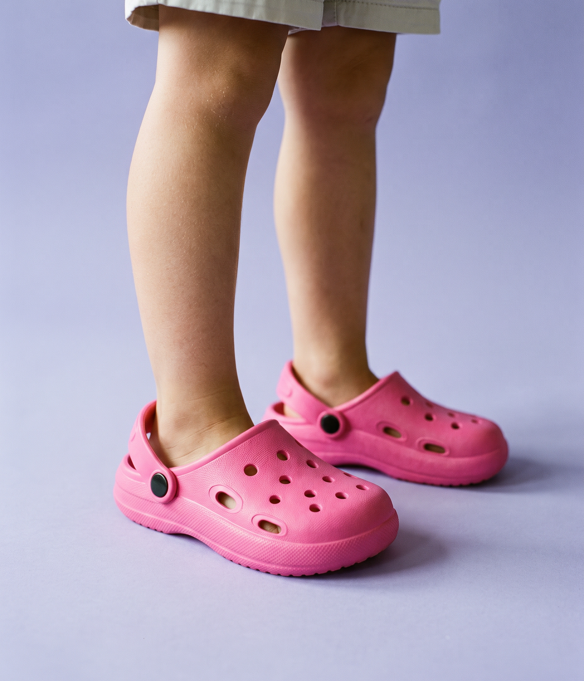 Clog Infantil Básico de EVA Rosa, em uso