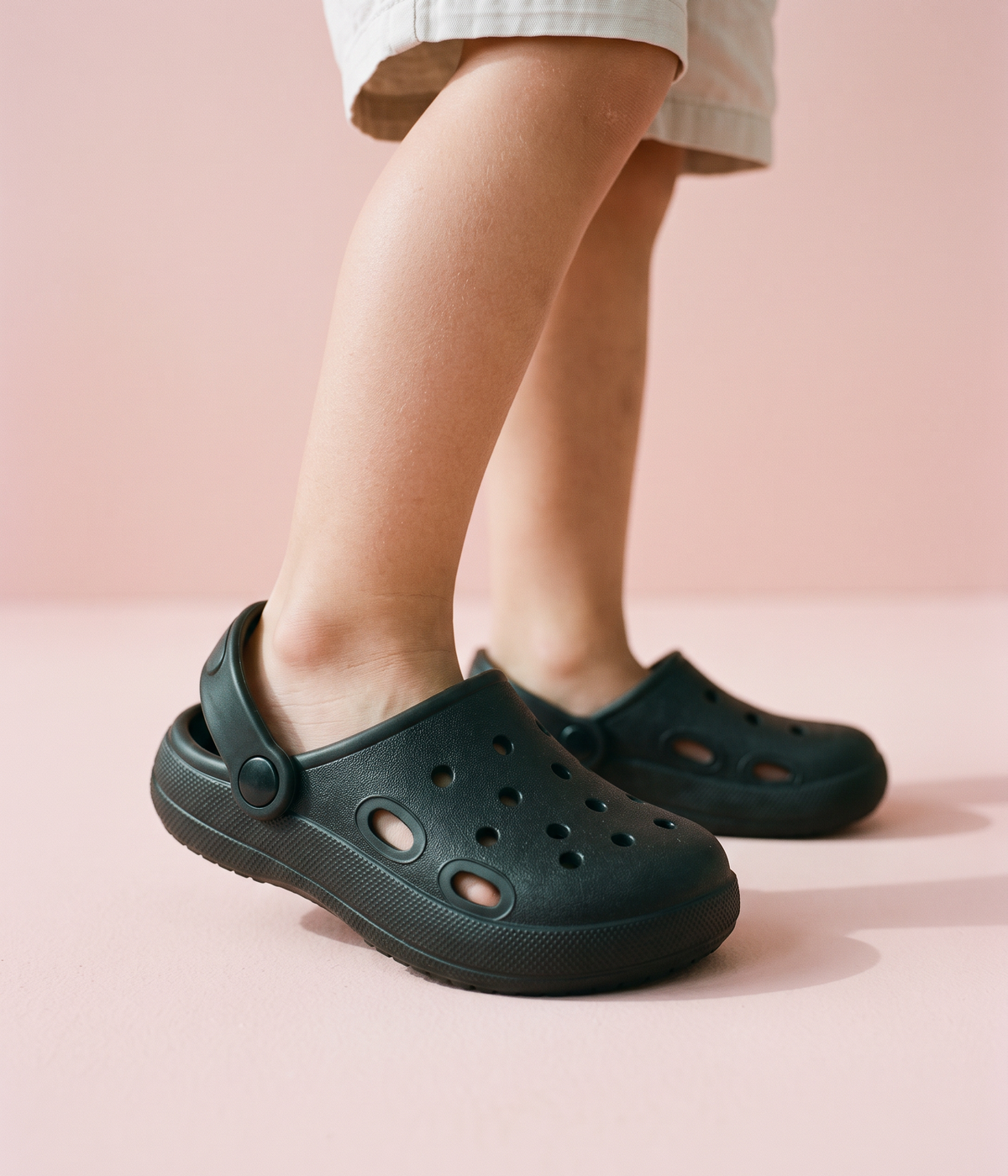 Clog Infantil Básico de EVA Preto, em uso