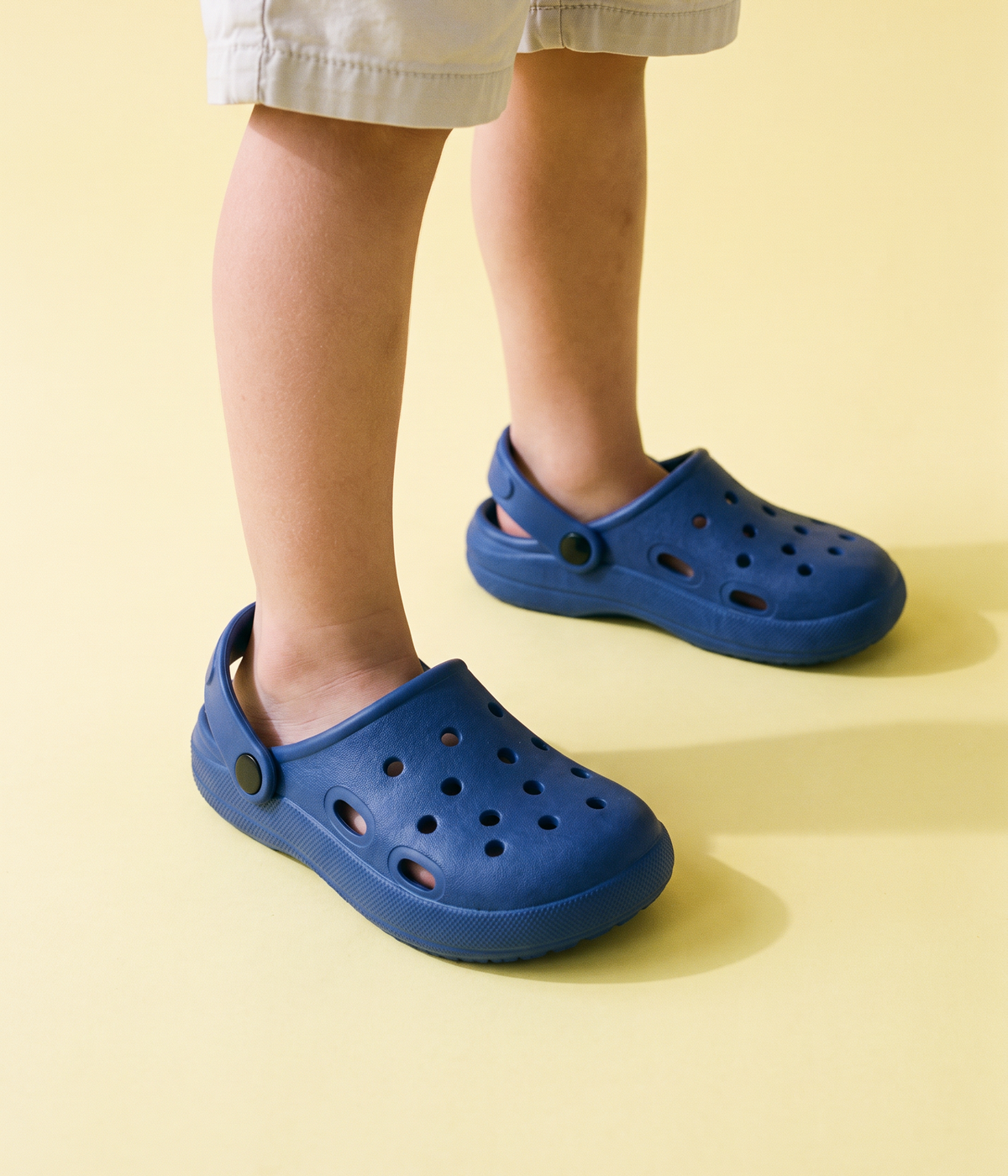 Clog Infantil Básico de EVA Azul Escuro, em uso