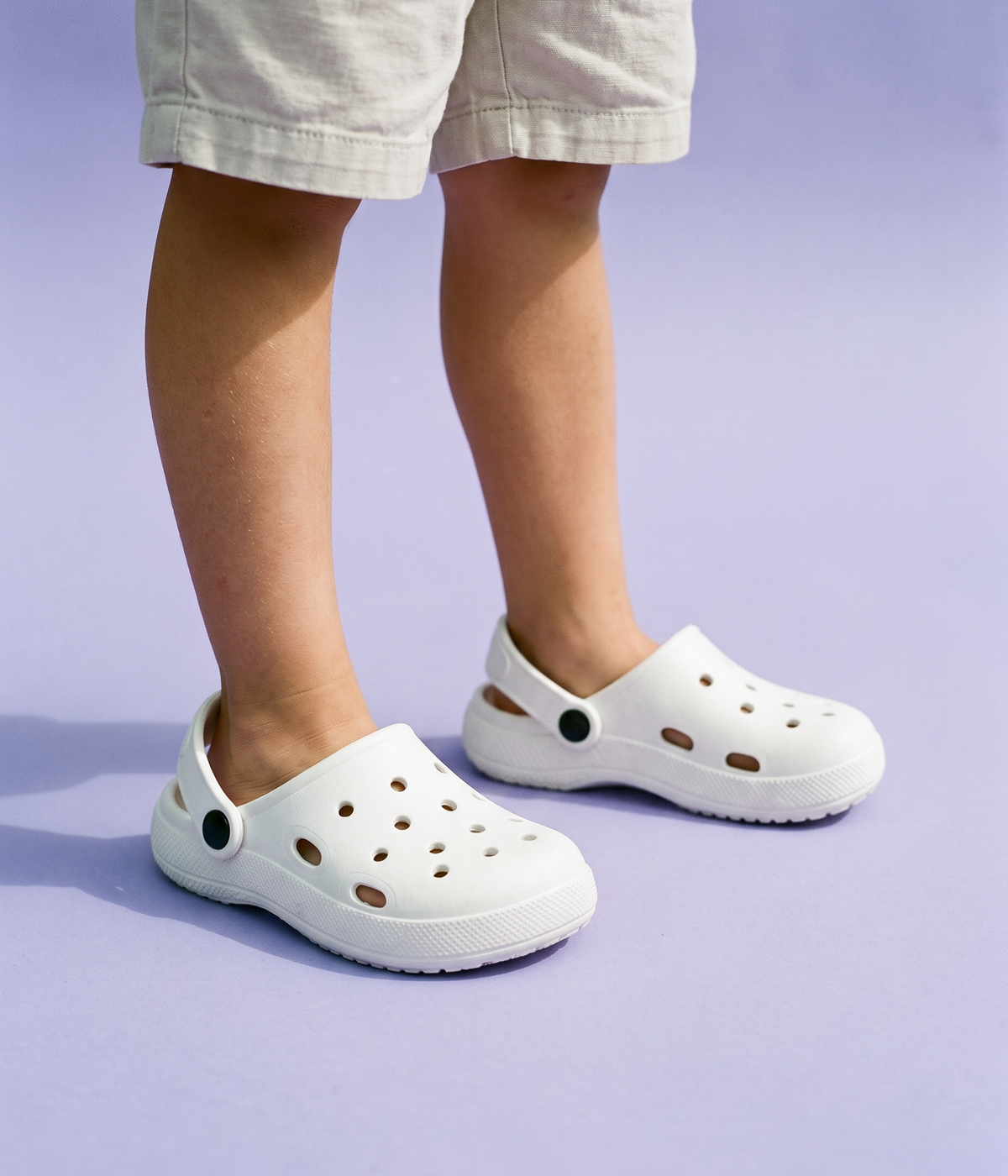Clog Infantil Básico de EVA Branco, em uso