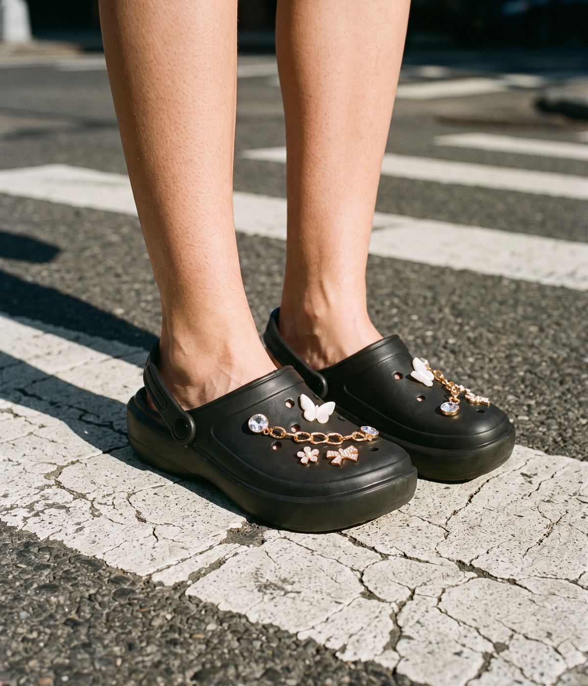 Clog de EVA Personalizado com Gominhas Preto, em uso