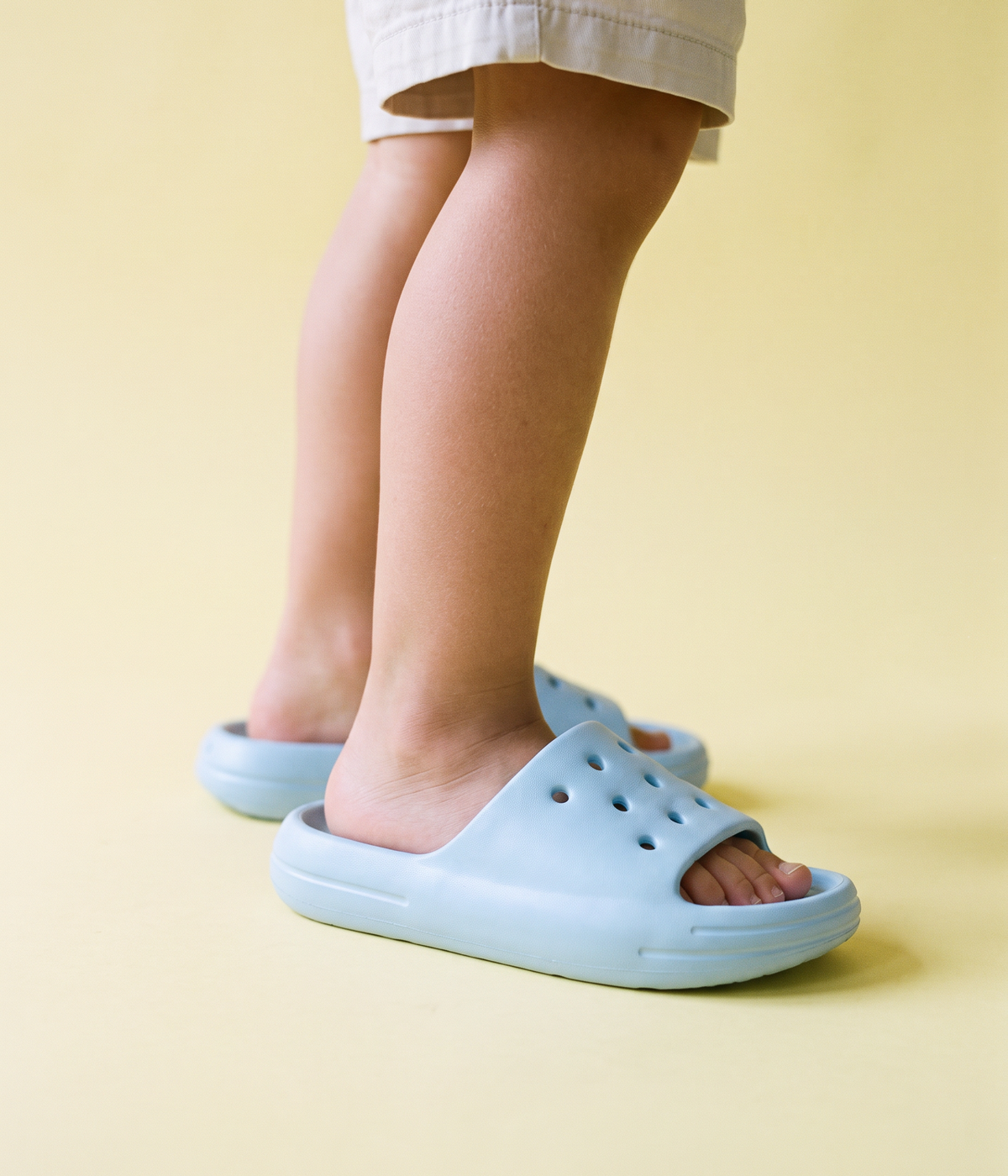 Chinelo Slide Infantil Azul Claro, em uso