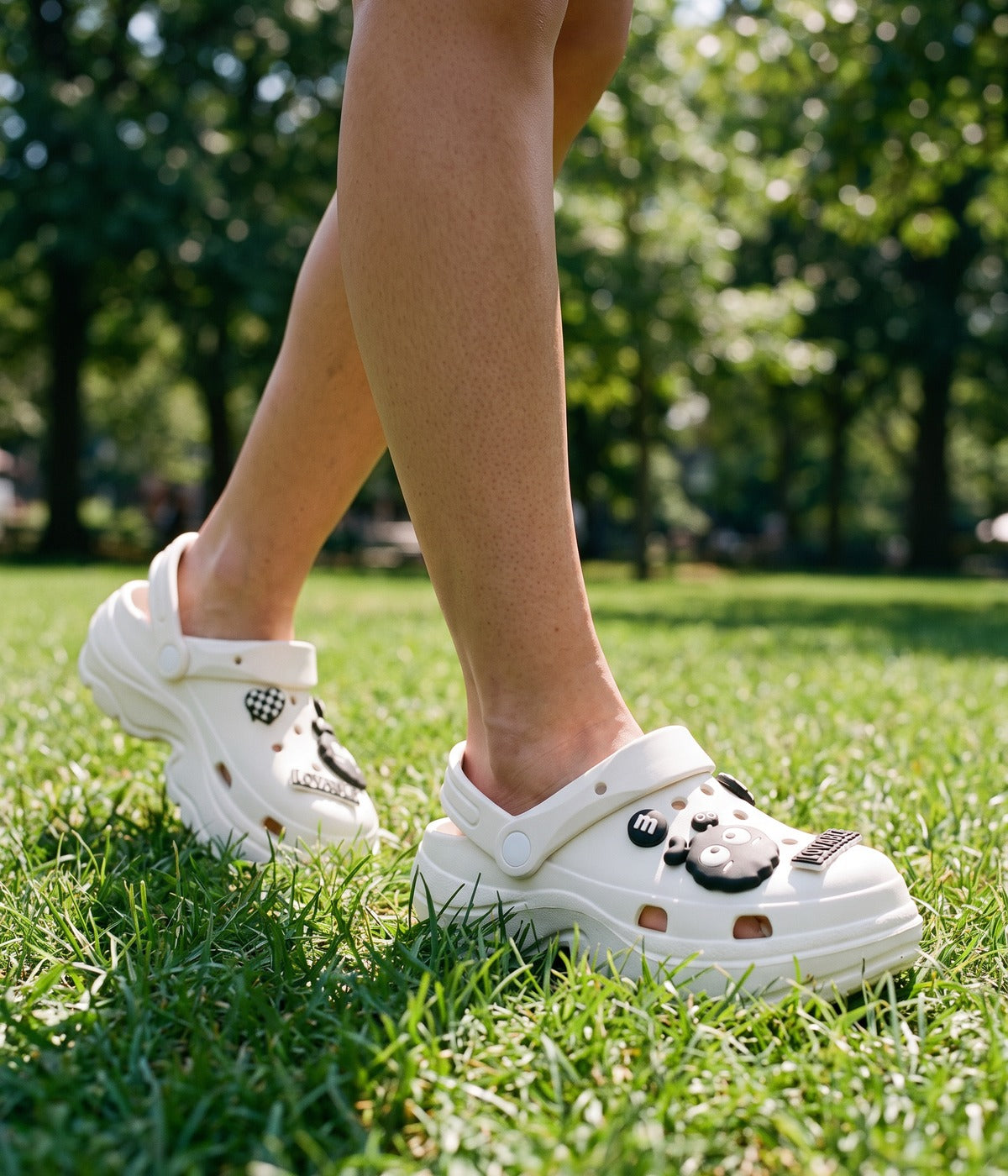 Clog Plataforma Monstrinho Branco (+Gominhas de Brinde), em uso