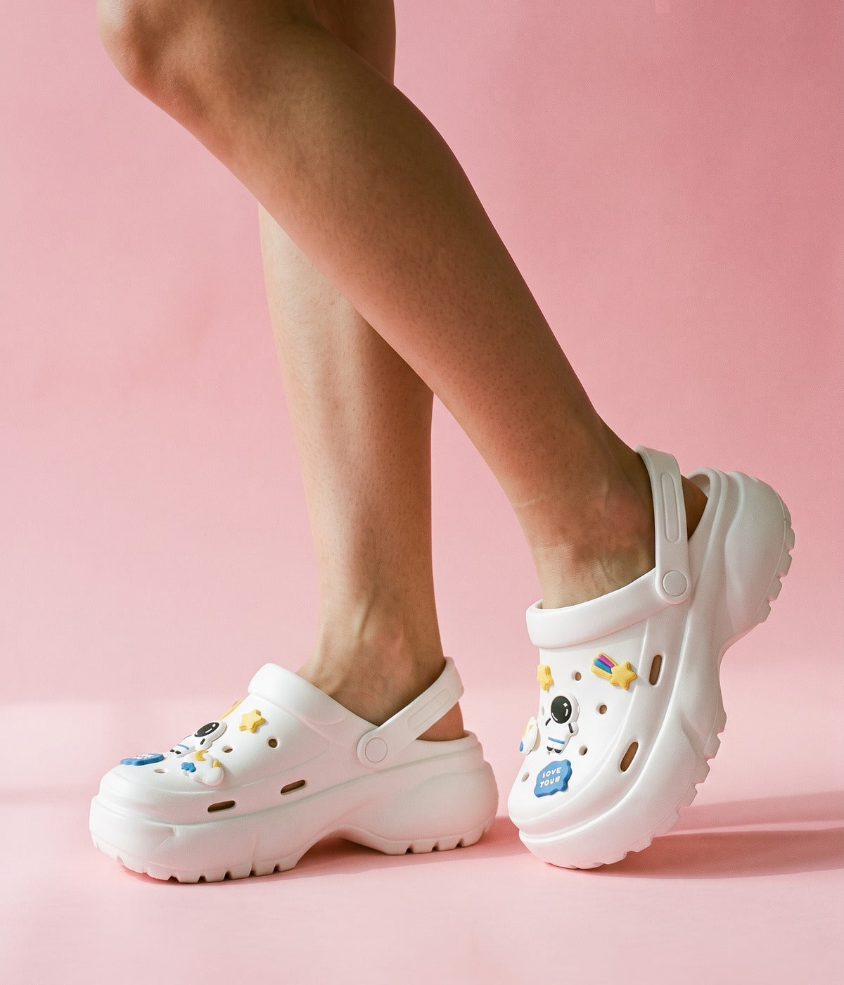 Clog Plataforma Astronauta Branco (+Gominhas de Brinde), em uso