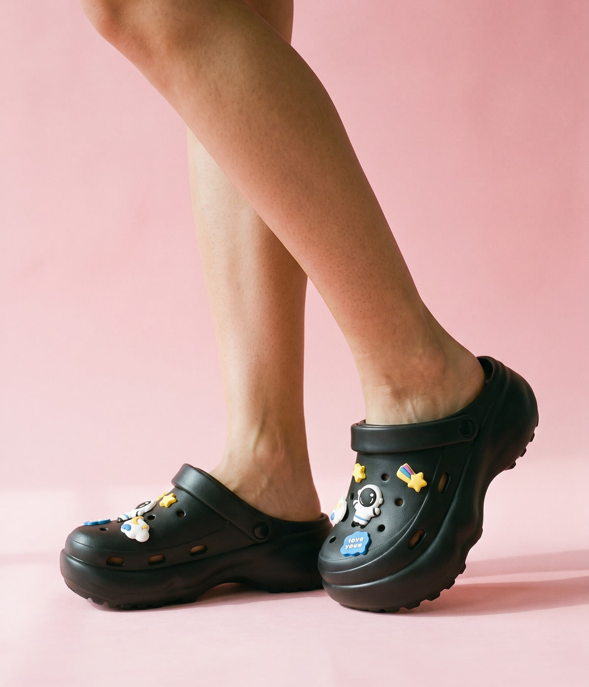 Clog Plataforma Astronauta Preto (+Gominhas de Brinde), em uso