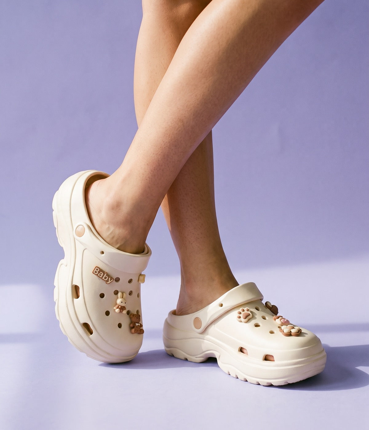 Clog Plataforma Baby Bege (+Gominhas de Brinde), em uso