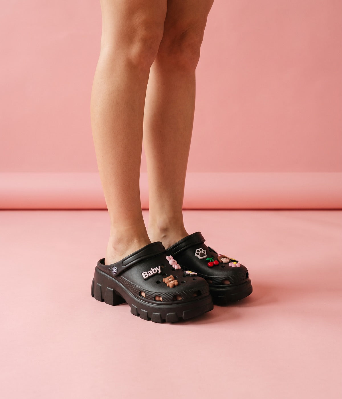 Clog Plataforma Baby Preto (+Gominhas de Brinde), em uso