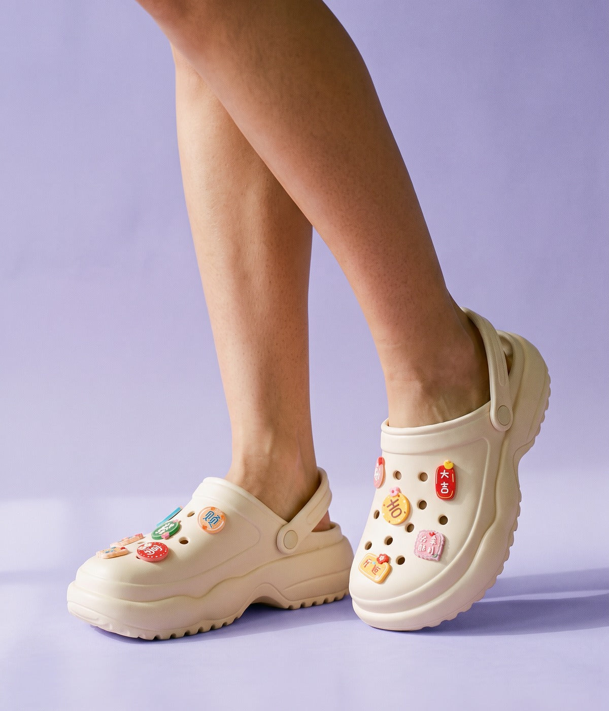 Clog Plataforma Boa Sorte Bege (+Gominhas de Brinde), em uso