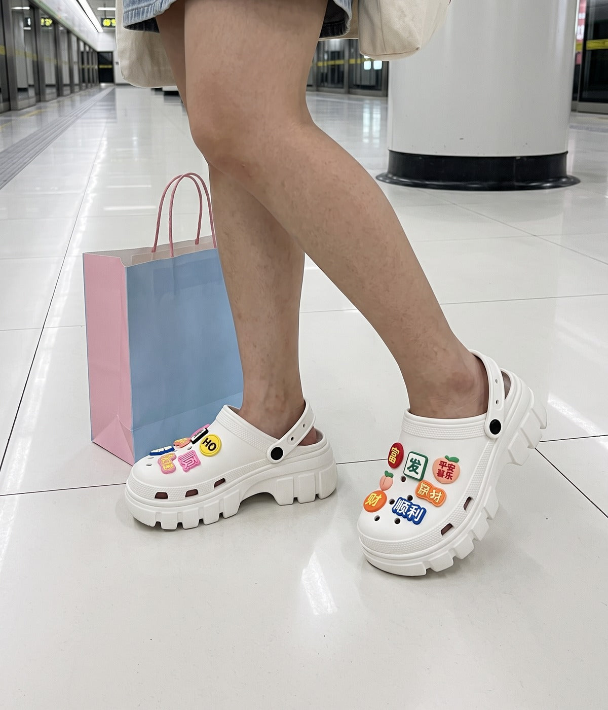 Clog Plataforma Boa Sorte Branco (+Gominhas de Brinde), em uso