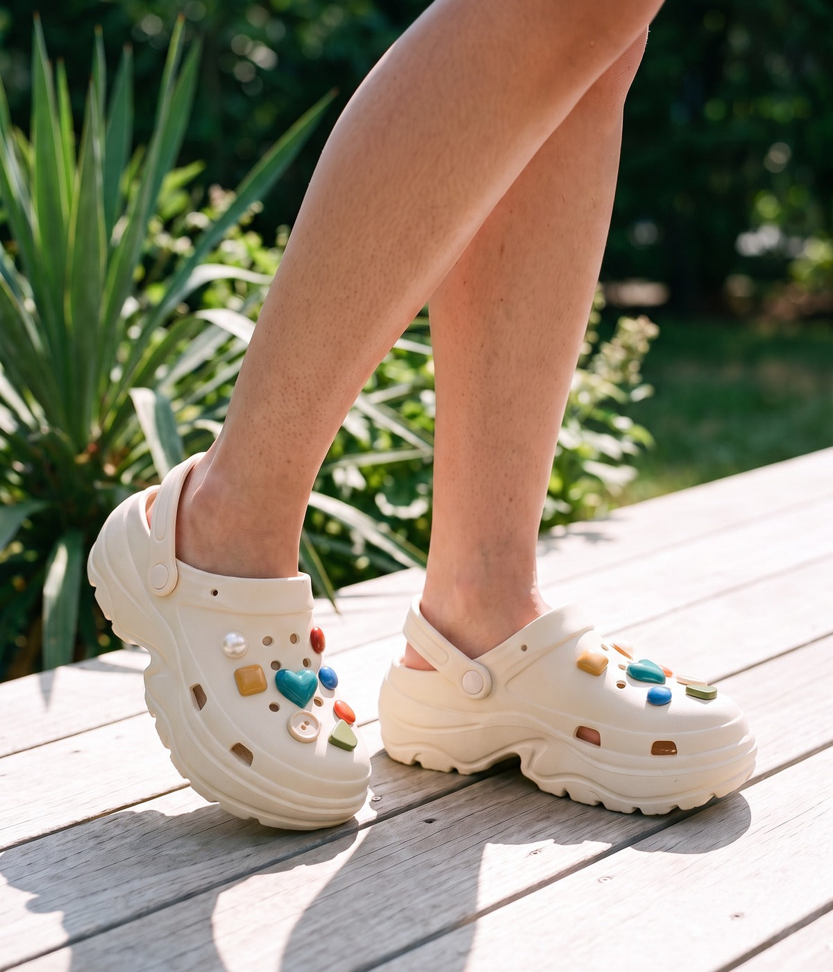 Clog Plataforma Confete Bege (+Gominhas de Brinde), em uso