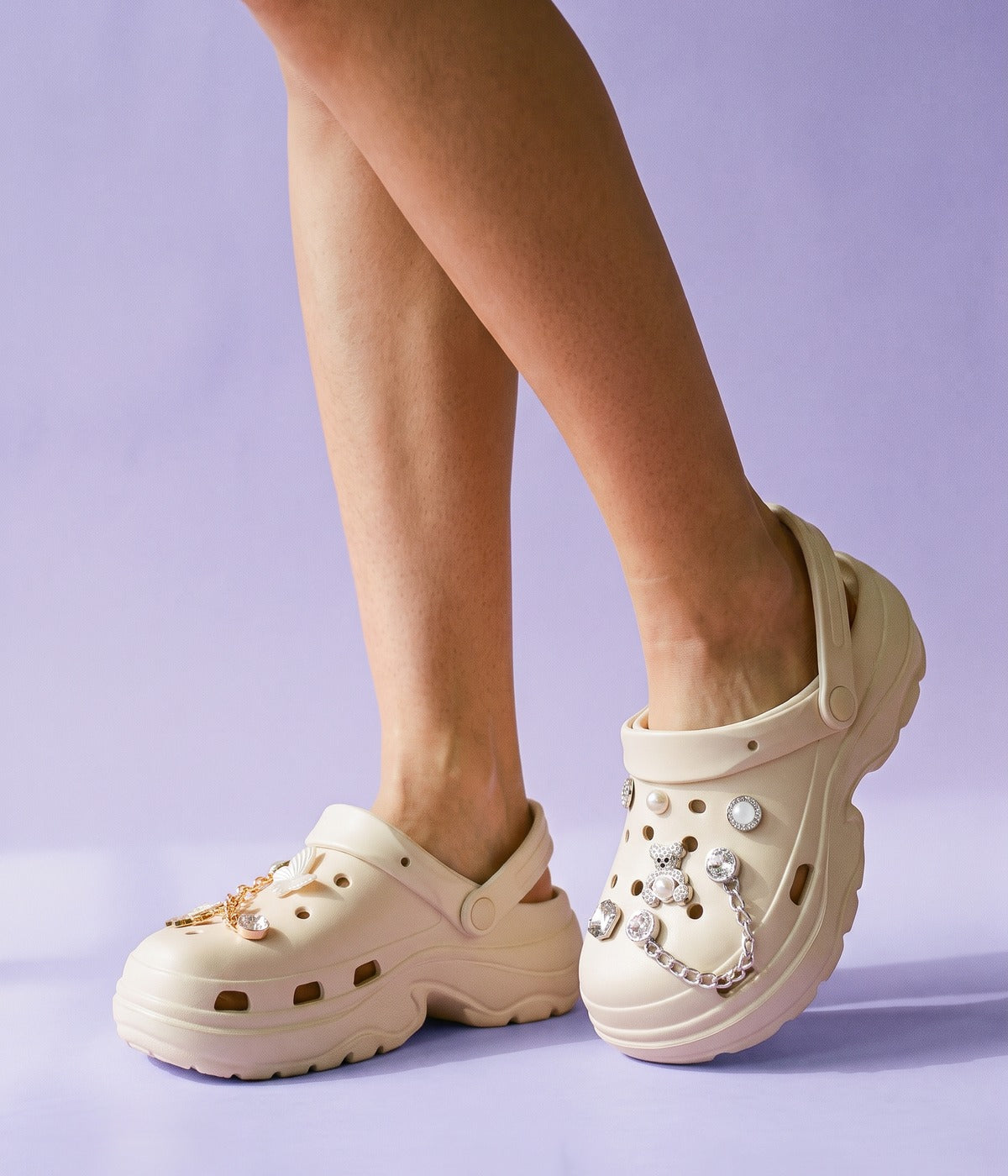 Clog Plataforma Cristal Bege (+Gominhas de Brinde), em uso
