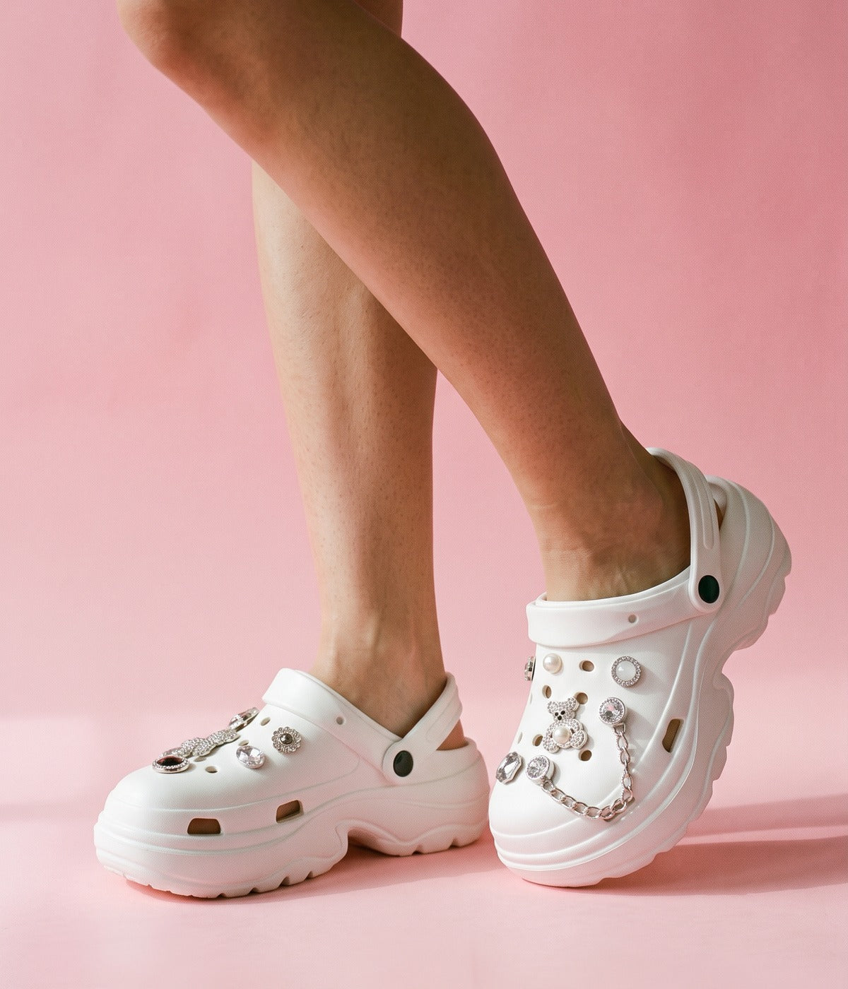 Clog Plataforma Cristal Branco (+Gominhas de Brinde), em uso