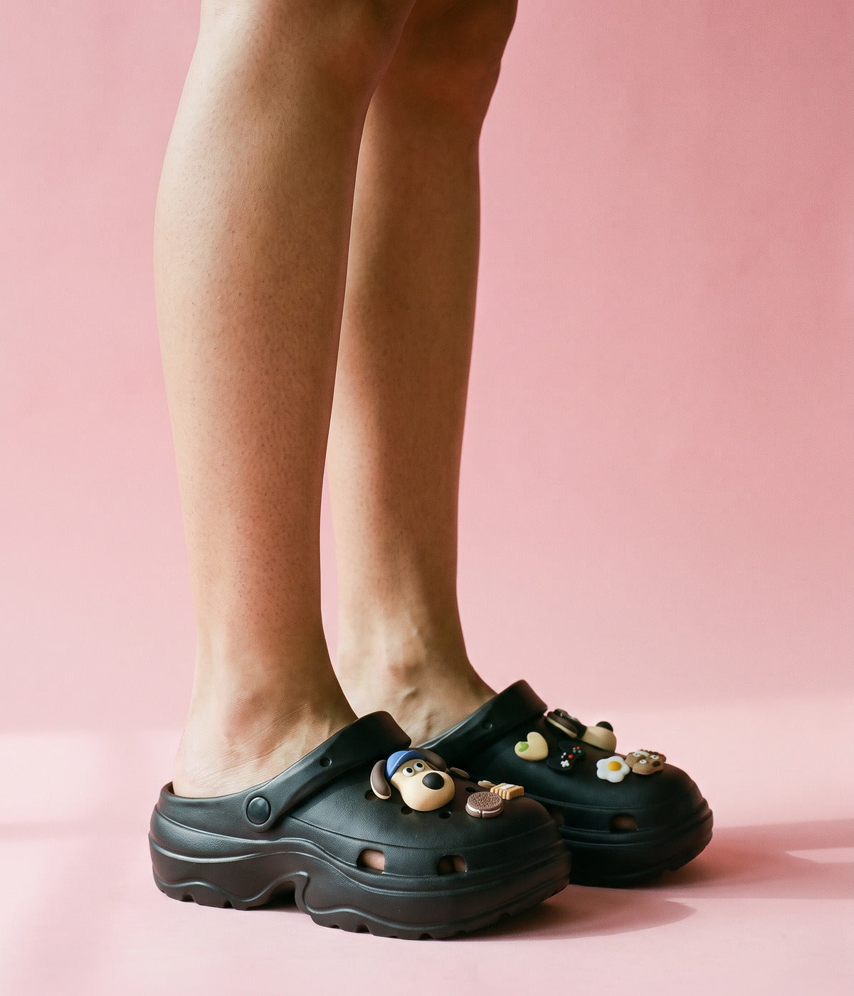 Clog Plataforma Hot Dog Preto (+Gominhas de Brinde), em uso