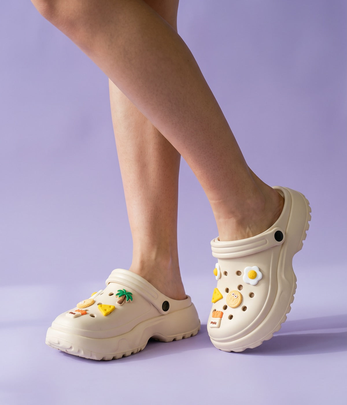 Clog Plataforma Lanchinho Bege (+Gominhas de Brinde), em uso