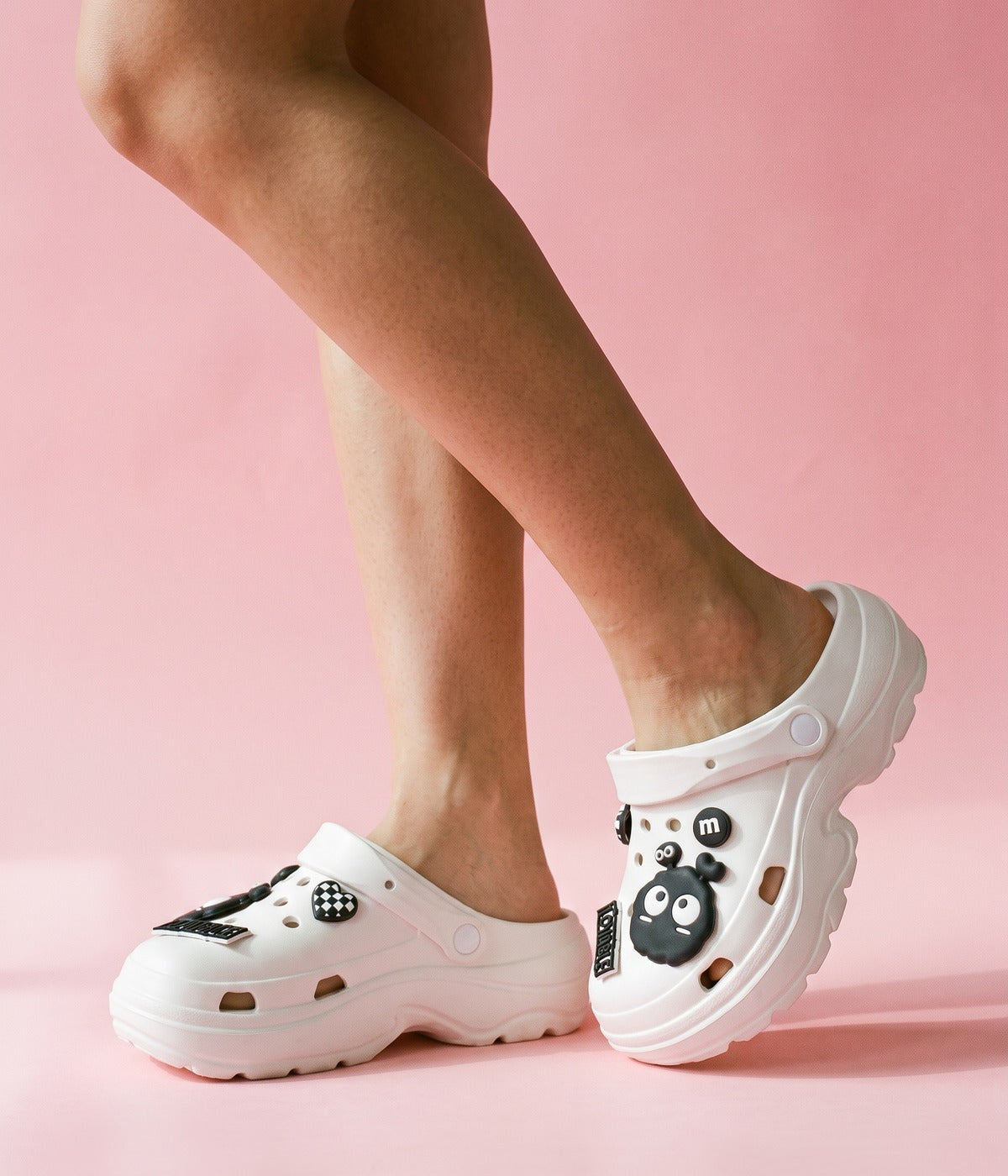 Clog Plataforma Monstrinho Branco (+Gominhas de Brinde), em uso