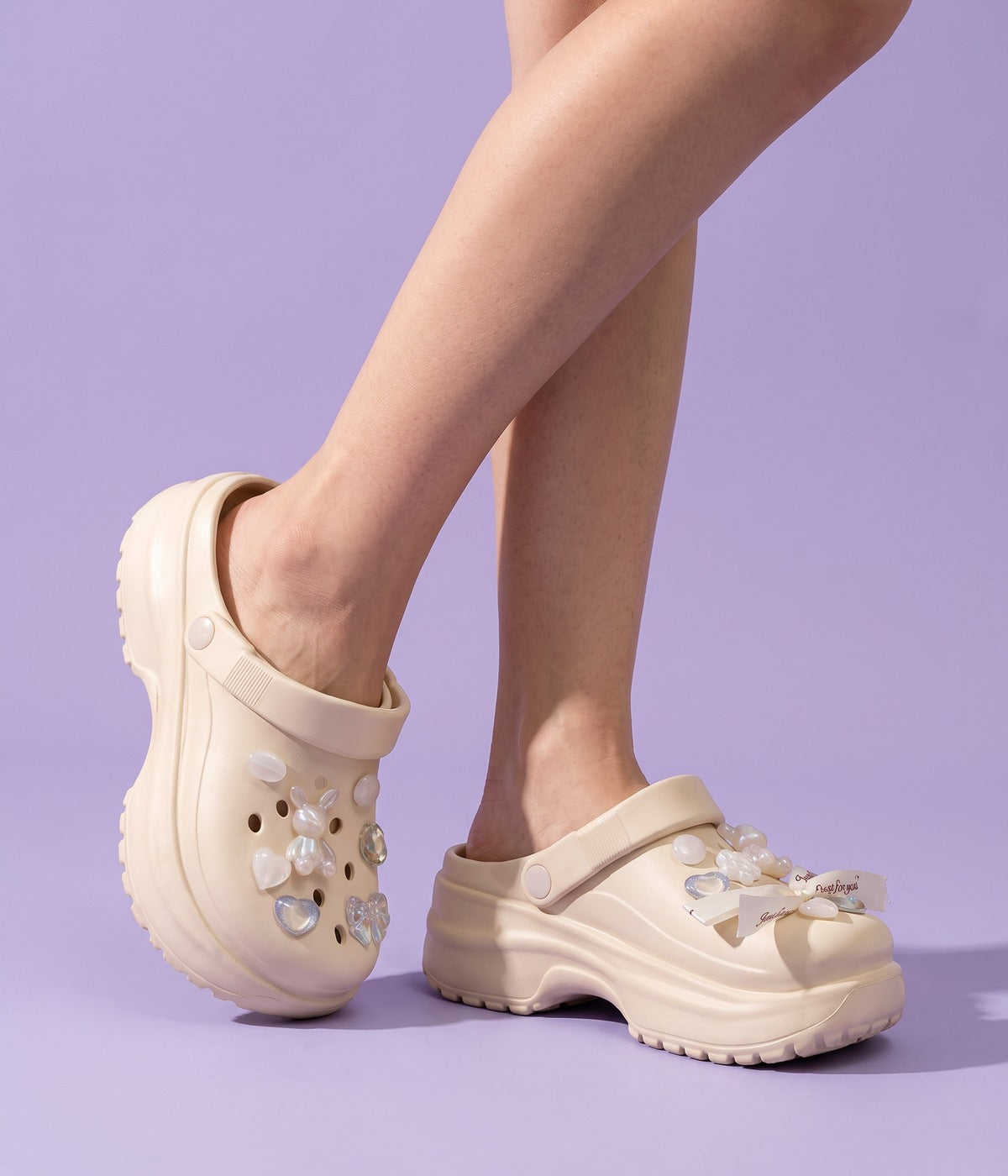 Clog Plataforma Pérola Bege (+Gominhas de Brinde), em uso
