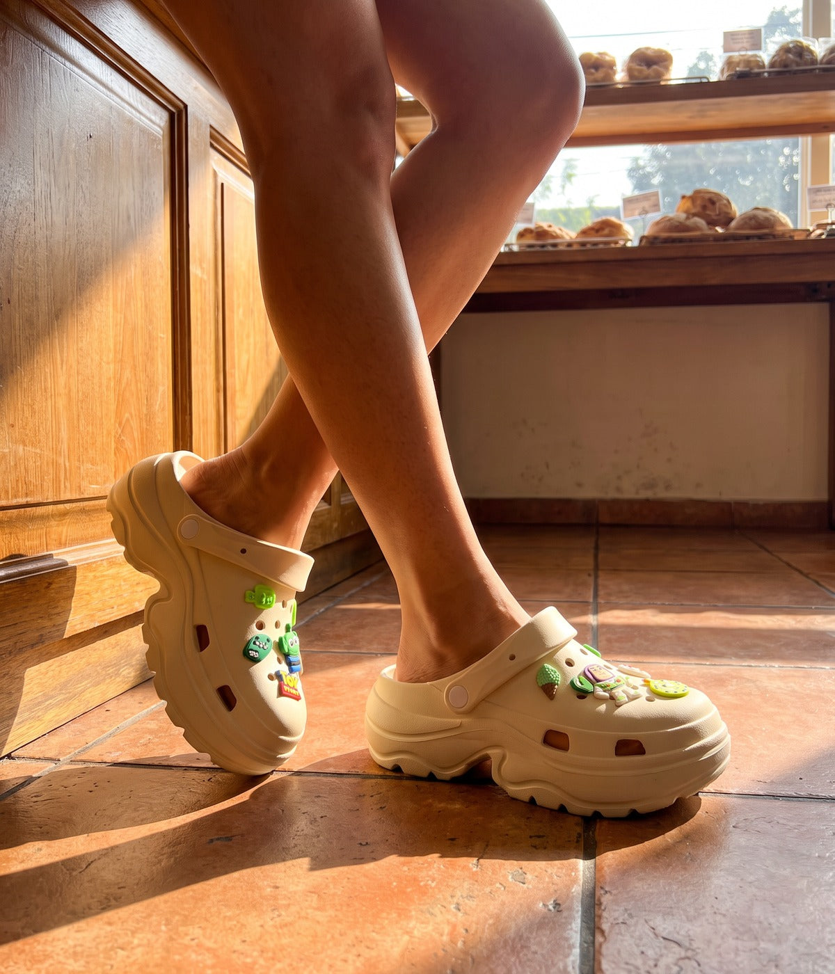 Clog Plataforma Toy Story Bege (+Gominhas de Brinde), em uso