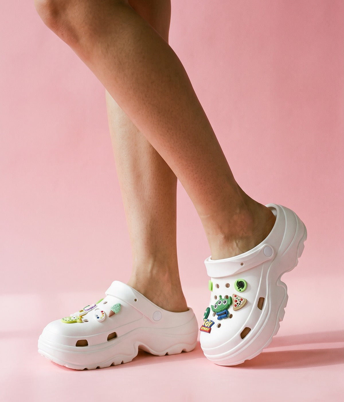 Clog Plataforma Toy Story Branco (+Gominhas de Brinde), em uso