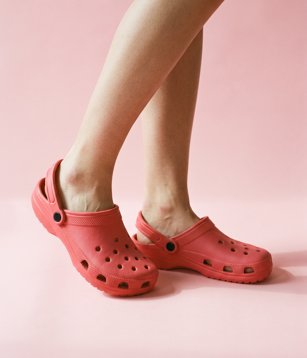 Clog de EVA Vermelho, em uso