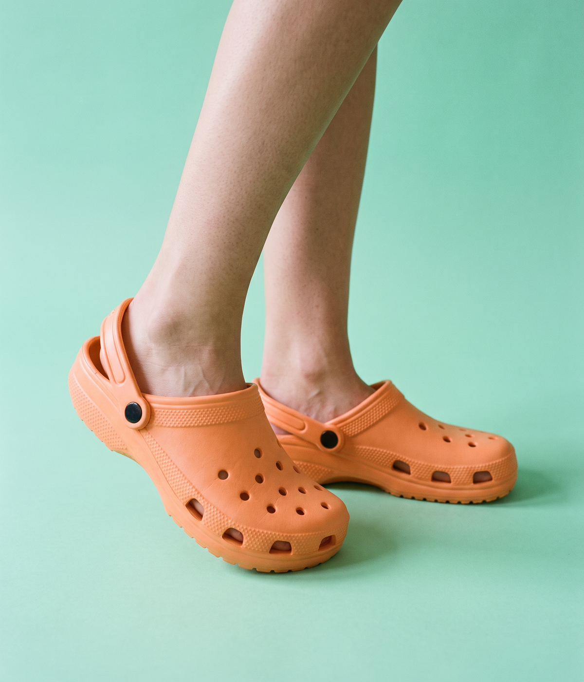 Clog de EVA Laranja, em uso