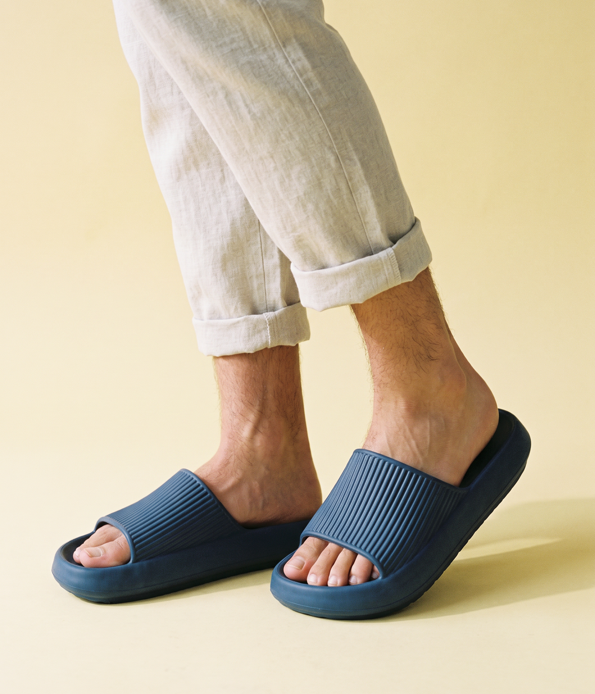 Chinelo Slide de EVA Azul Marinho, em uso