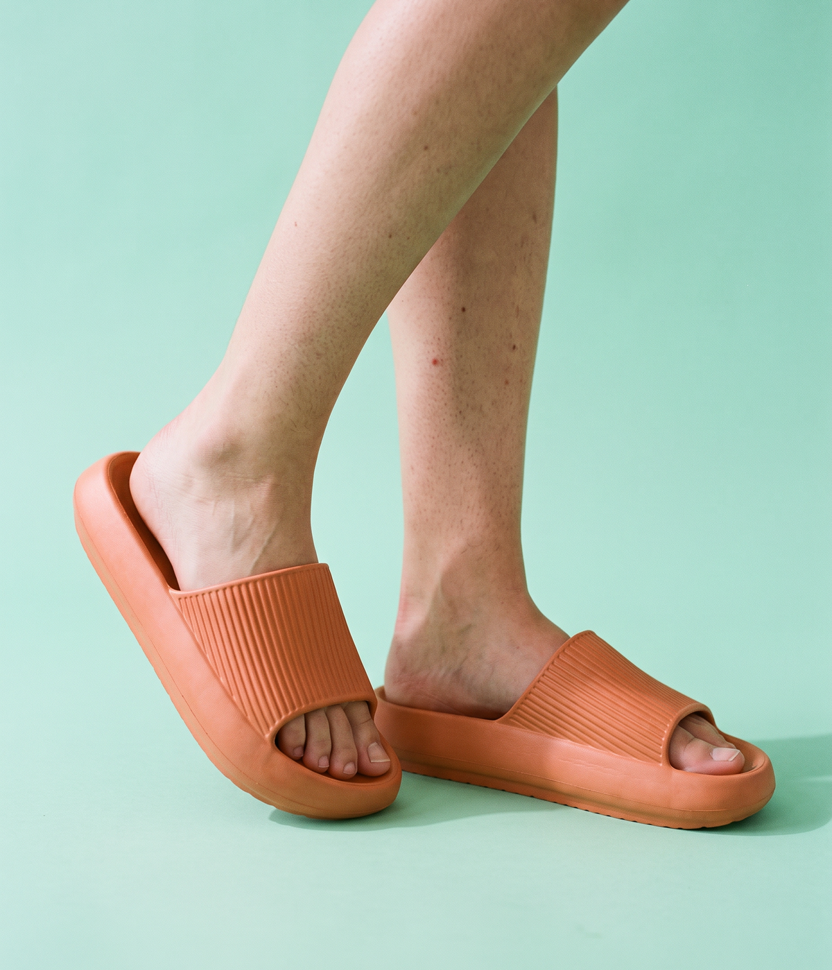 Chinelo Slide de EVA Laranja, em uso