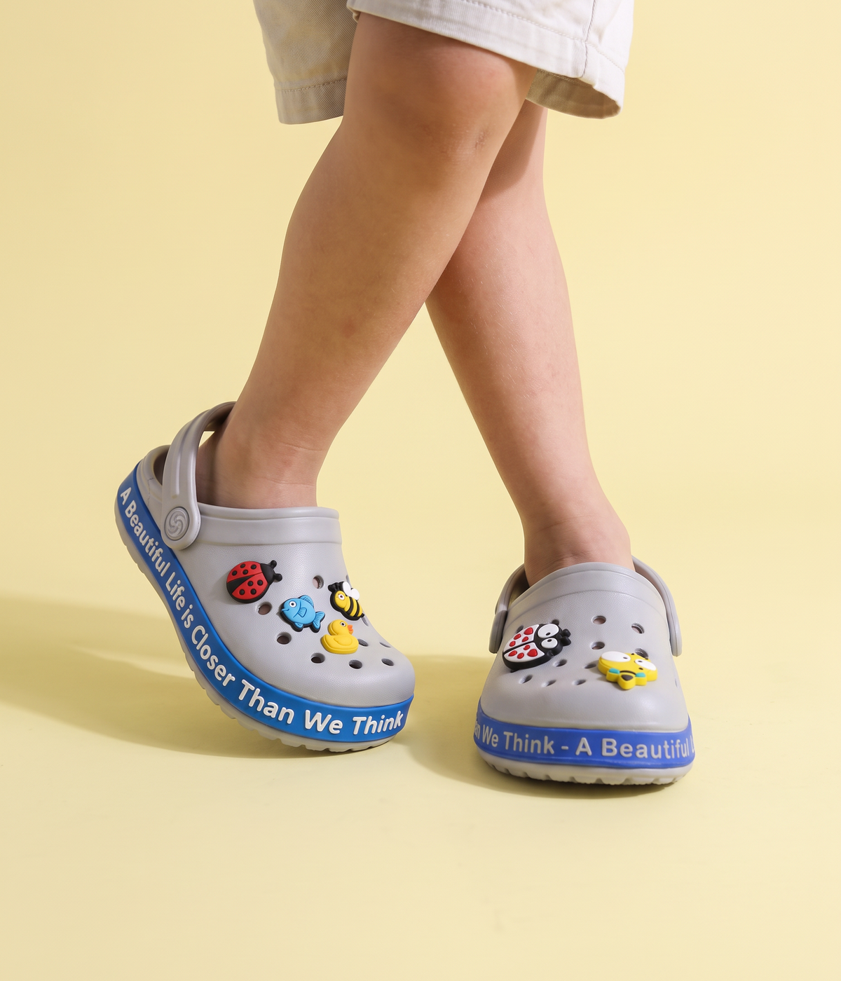 Clog Infantil de EVA Cinza, em uso