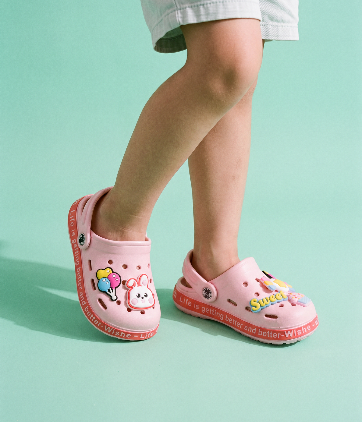 Clog Infantil de EVA Rosa, em uso