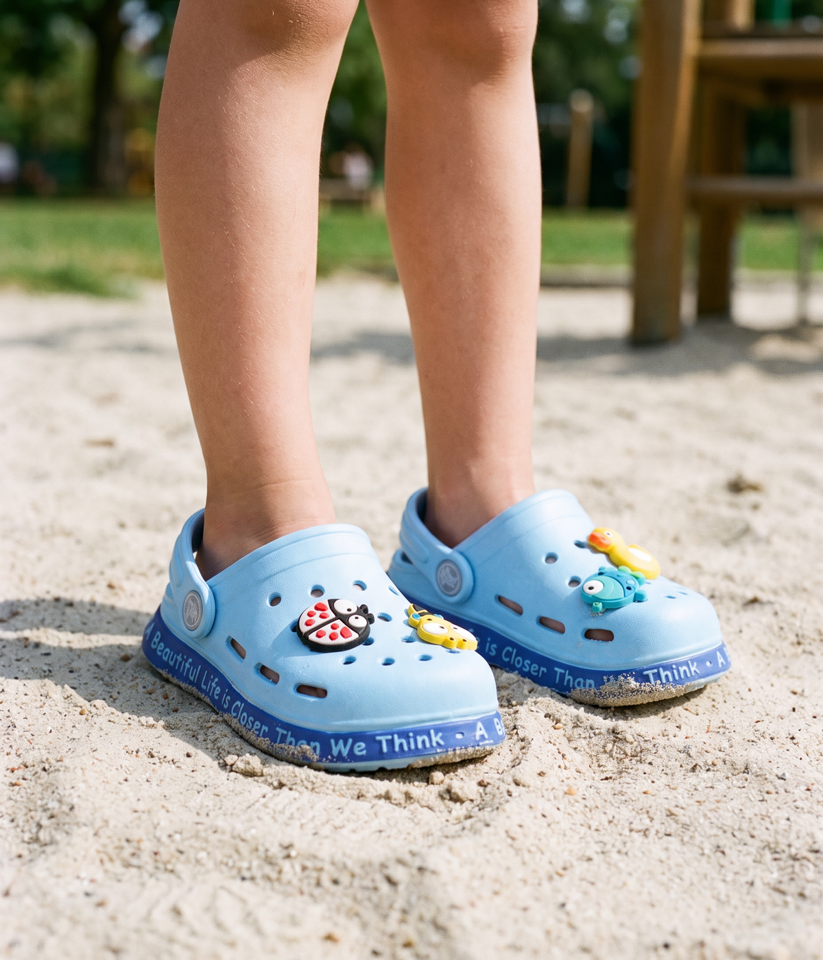Clog Infantil de EVA Azul, em uso