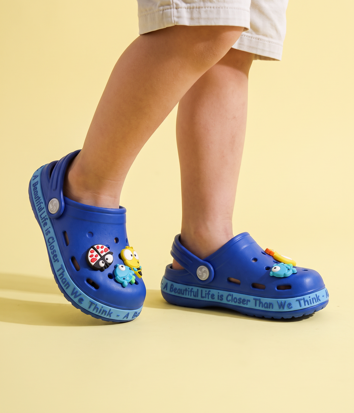 Clog Infantil de EVA Azul Escuro, em uso