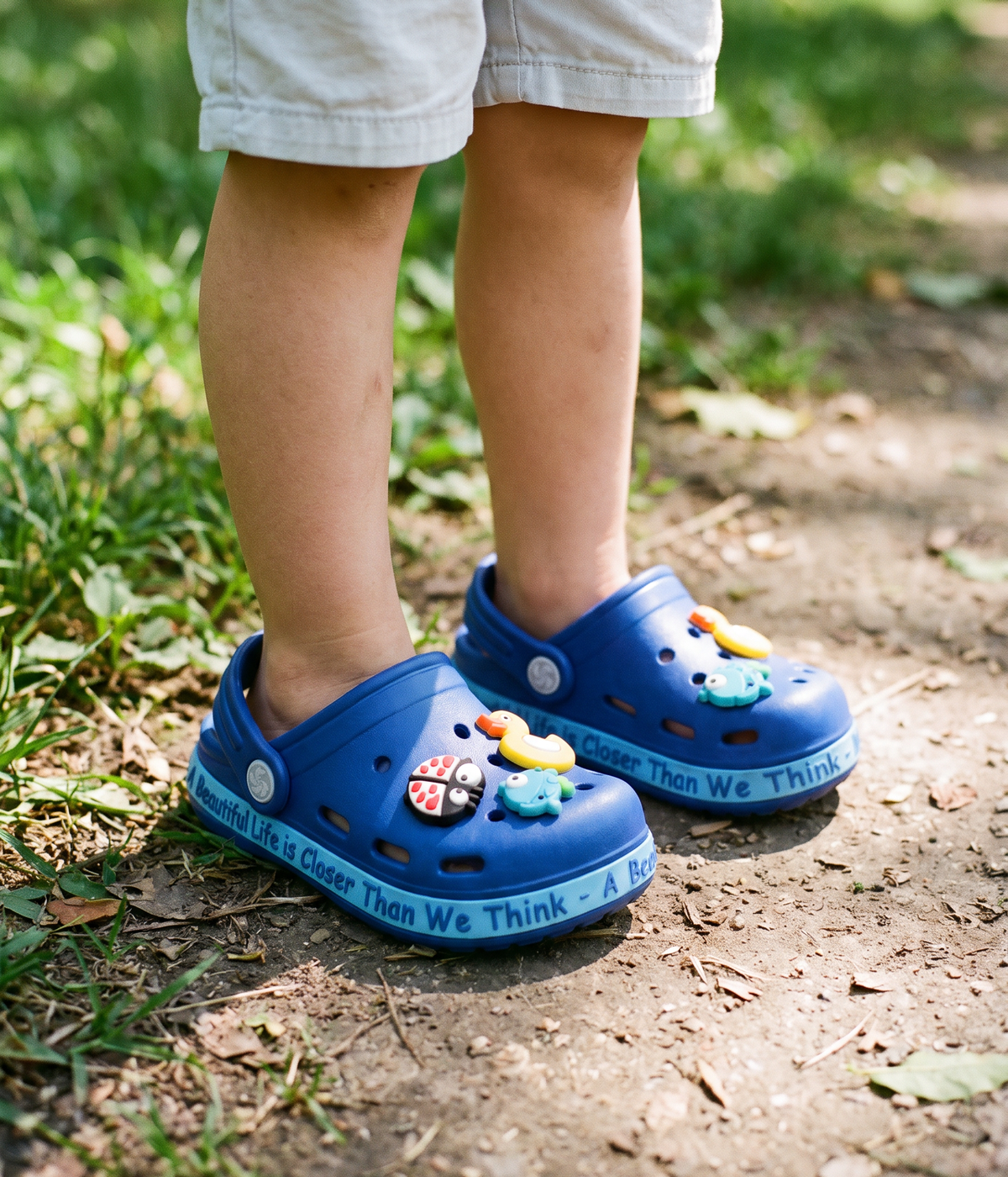 Clog Infantil de EVA Azul Escuro, em uso