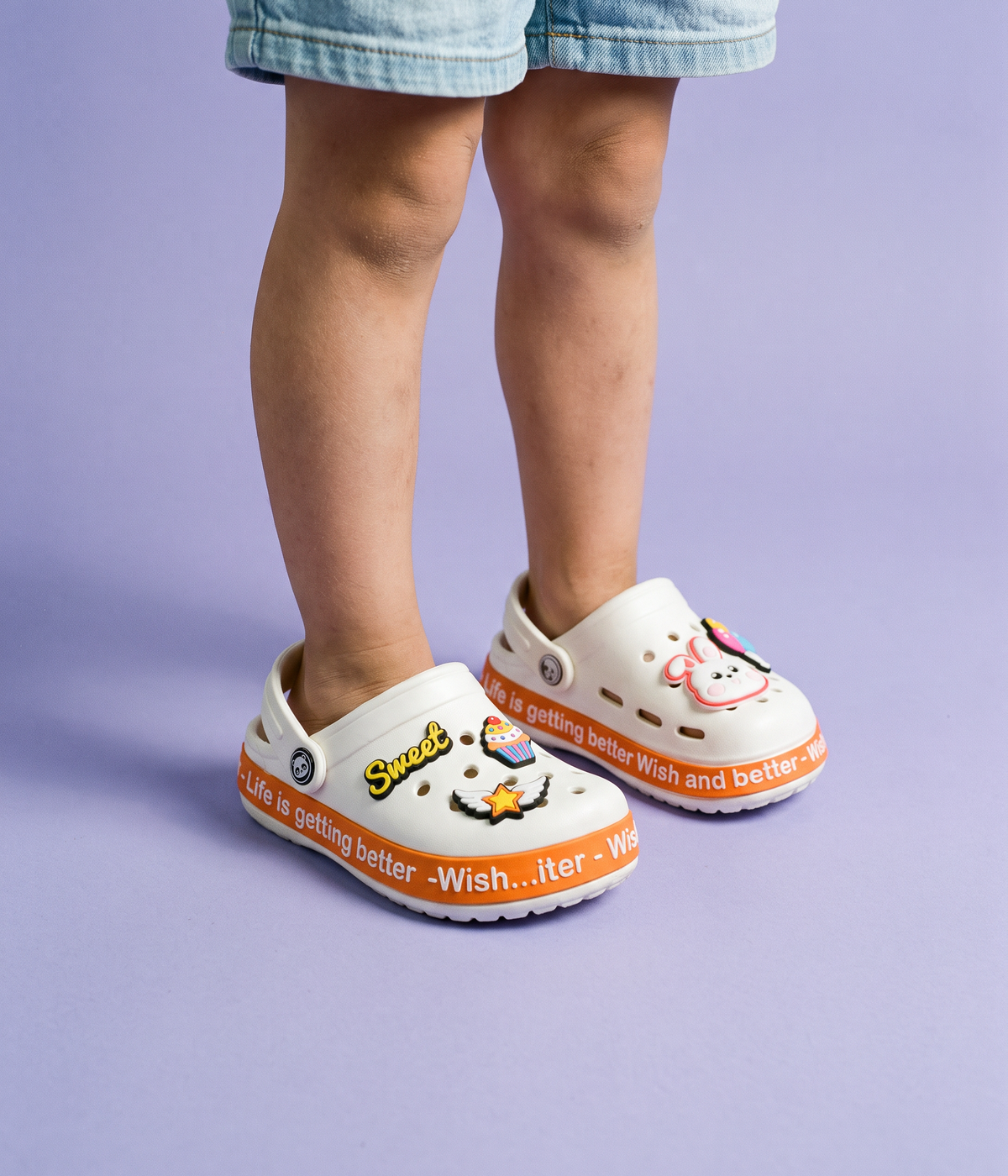 Clog Infantil de EVA Branco, em uso
