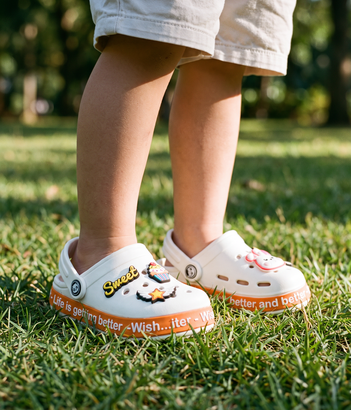 Clog Infantil de EVA Branco, em uso