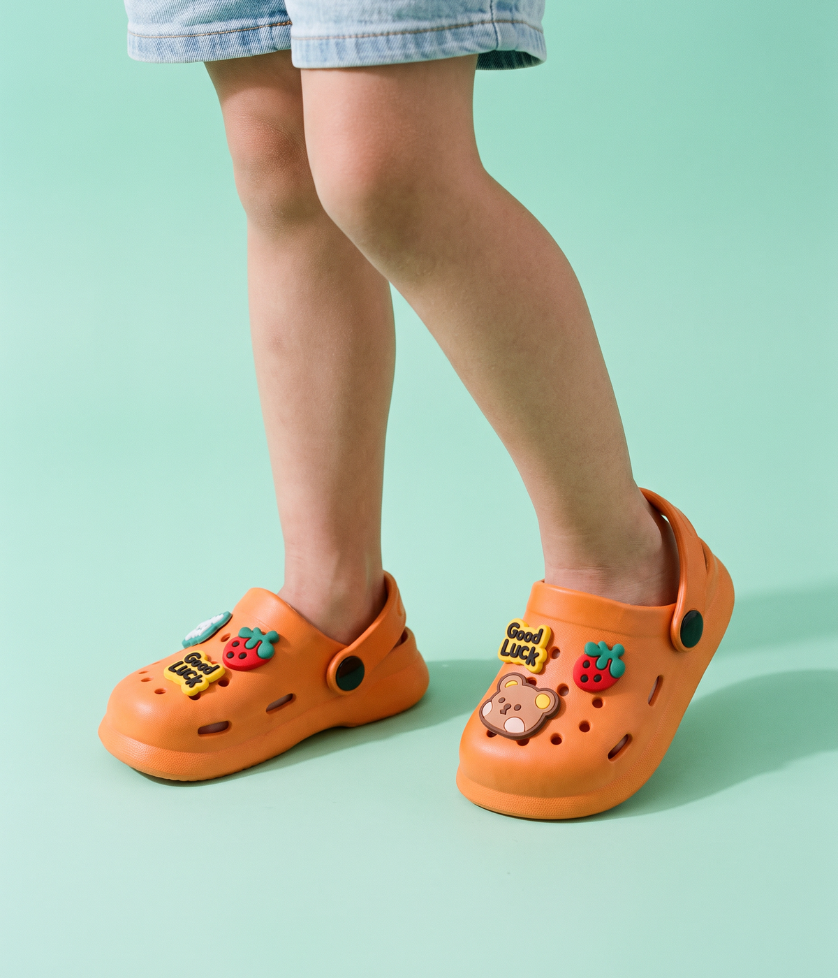 Clog Infantil Fun Day de EVA Laranja, em uso