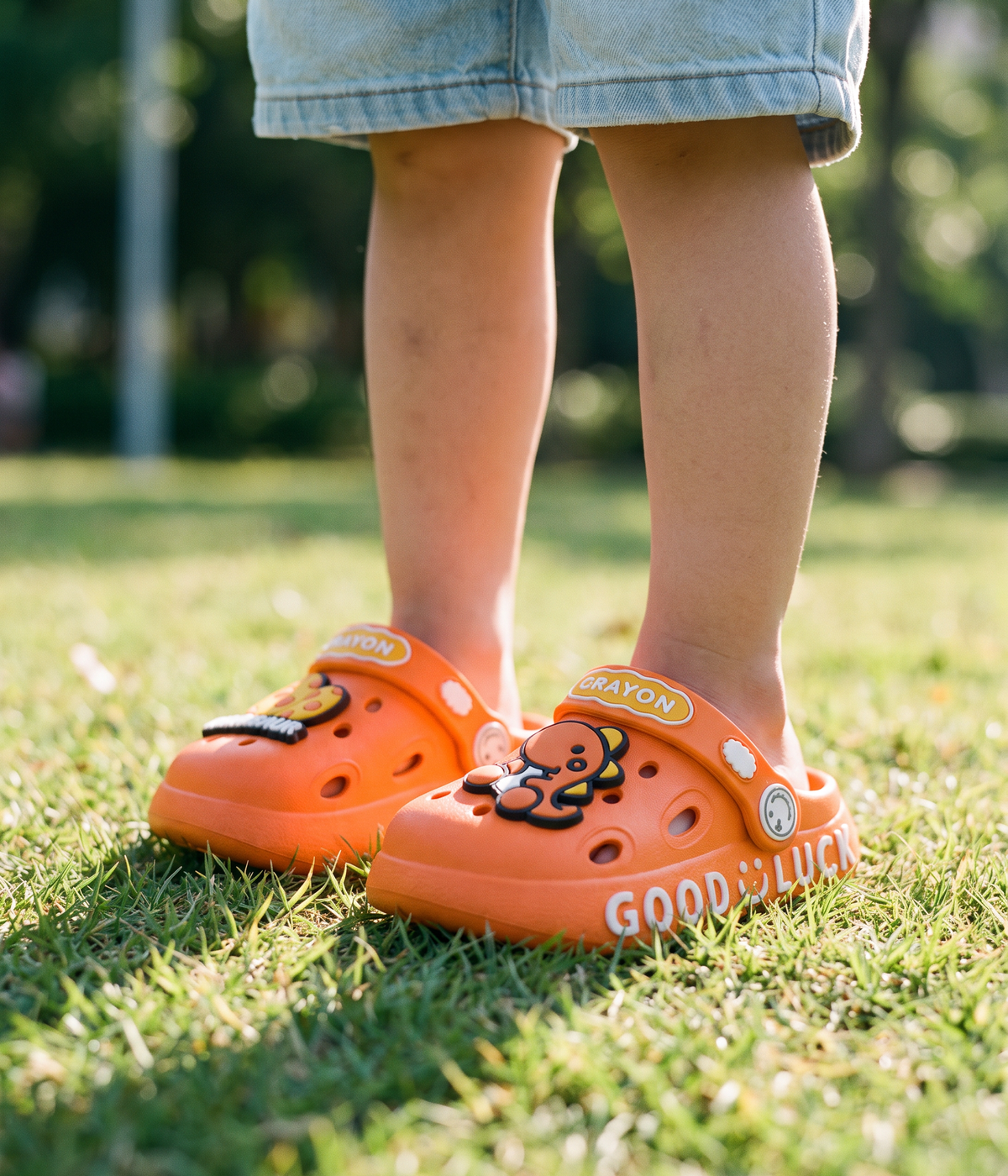 Clog Infantil Dino de EVA Laranja, em uso