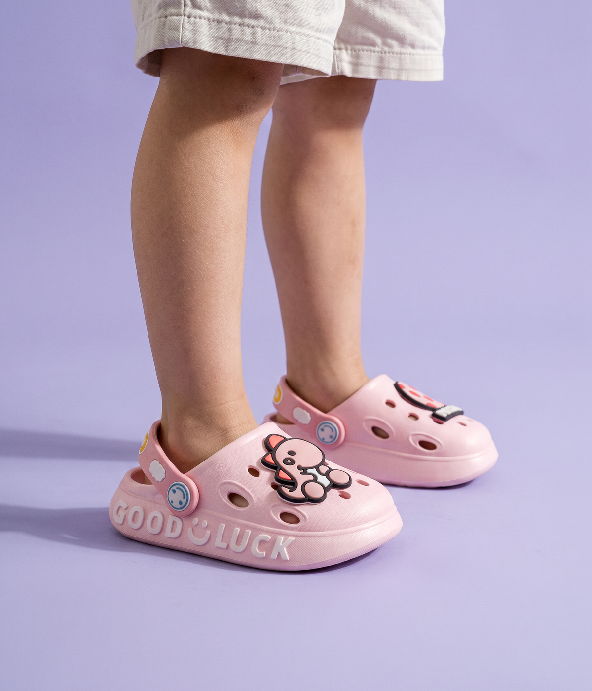 Clog Infantil Dino de EVA Rosa Claro, em uso