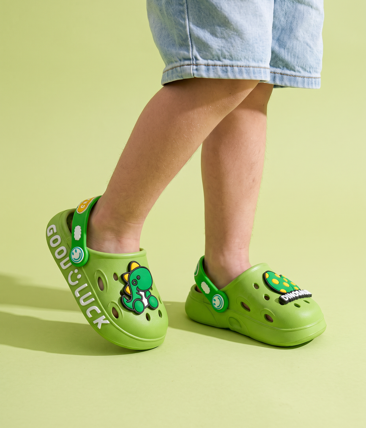 Clog Infantil Dino de EVA Verde, em uso