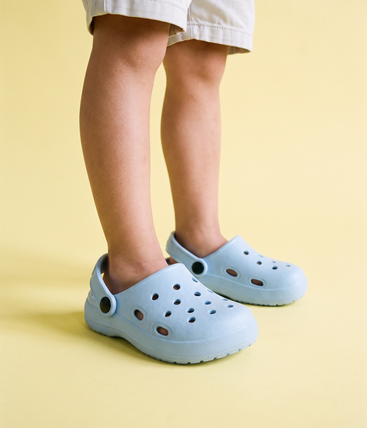 Clog Infantil Básico de EVA Azul Claro, em uso
