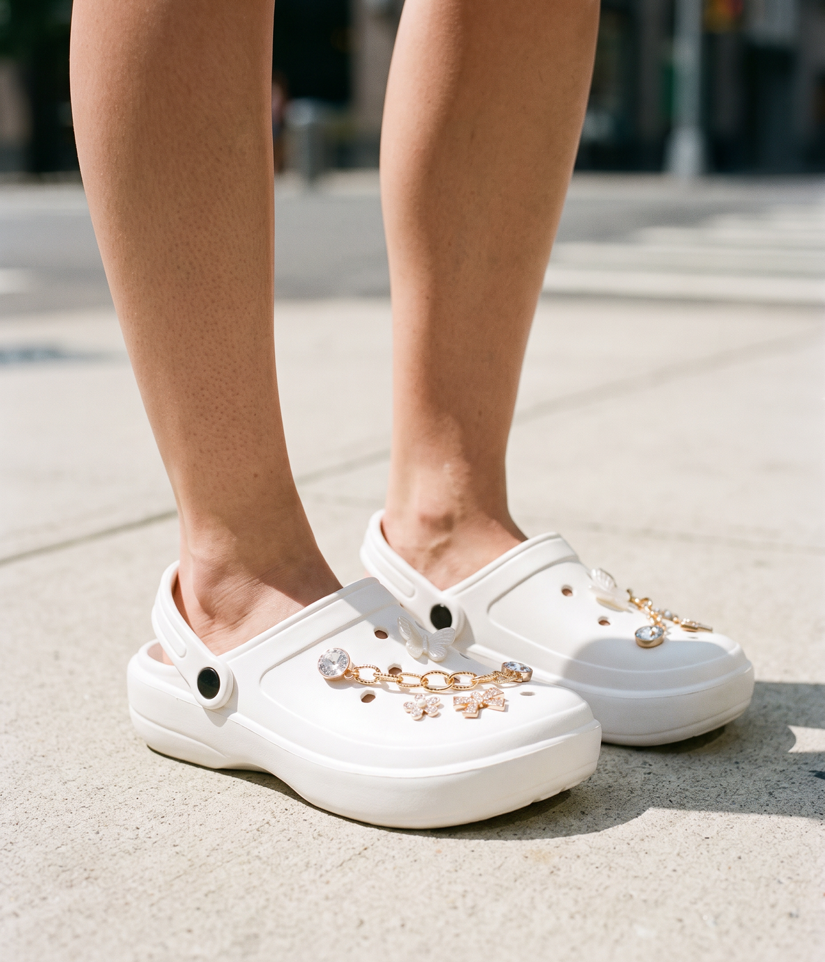 Clog de EVA Personalizado com Gominhas Branco, em uso