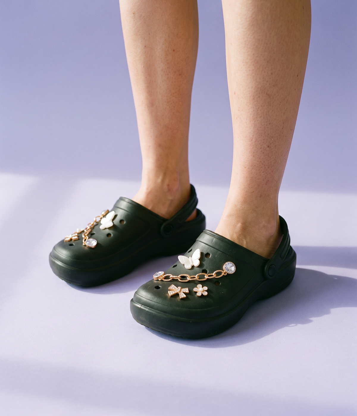 Clog de EVA Personalizado com Gominhas Preto, em uso