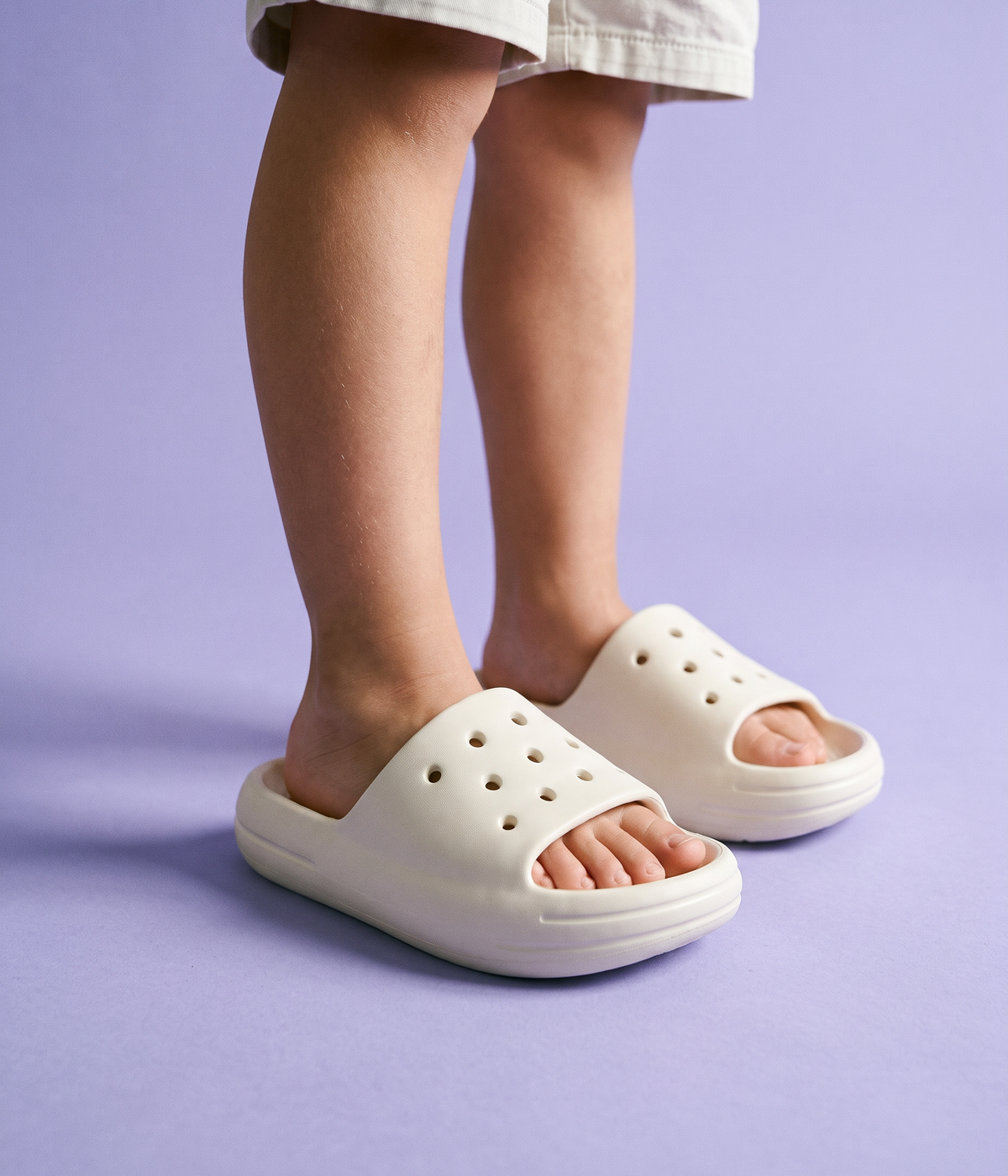 Chinelo Slide Infantil Branco, em uso